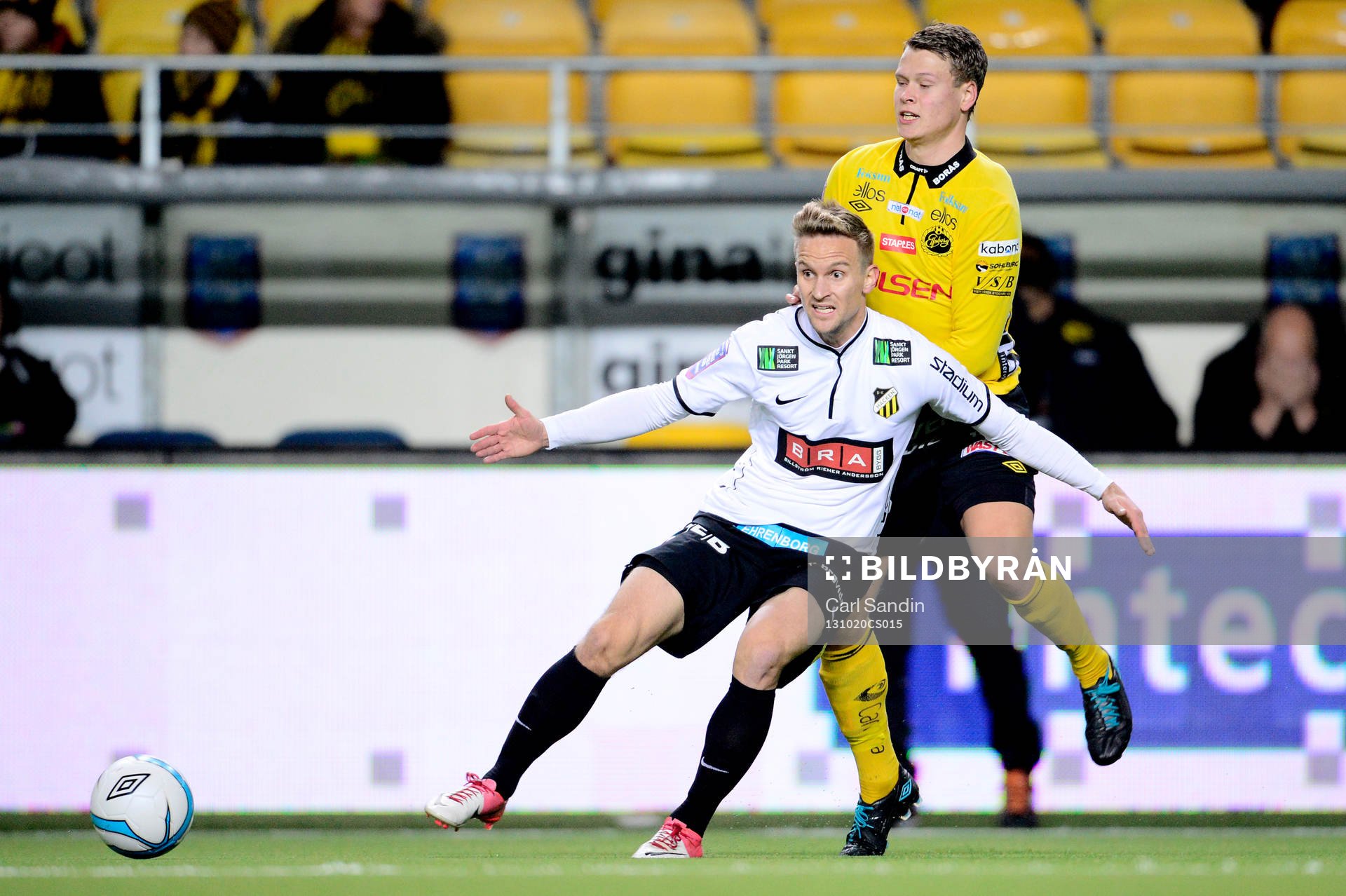Häckens Jonas Bjurström och Elfsborgs Viktor Claesson under fotbollsmatchen i allsvenskan mellan Elfsborg och Häcken den 20 oktober 2013 i Borås.