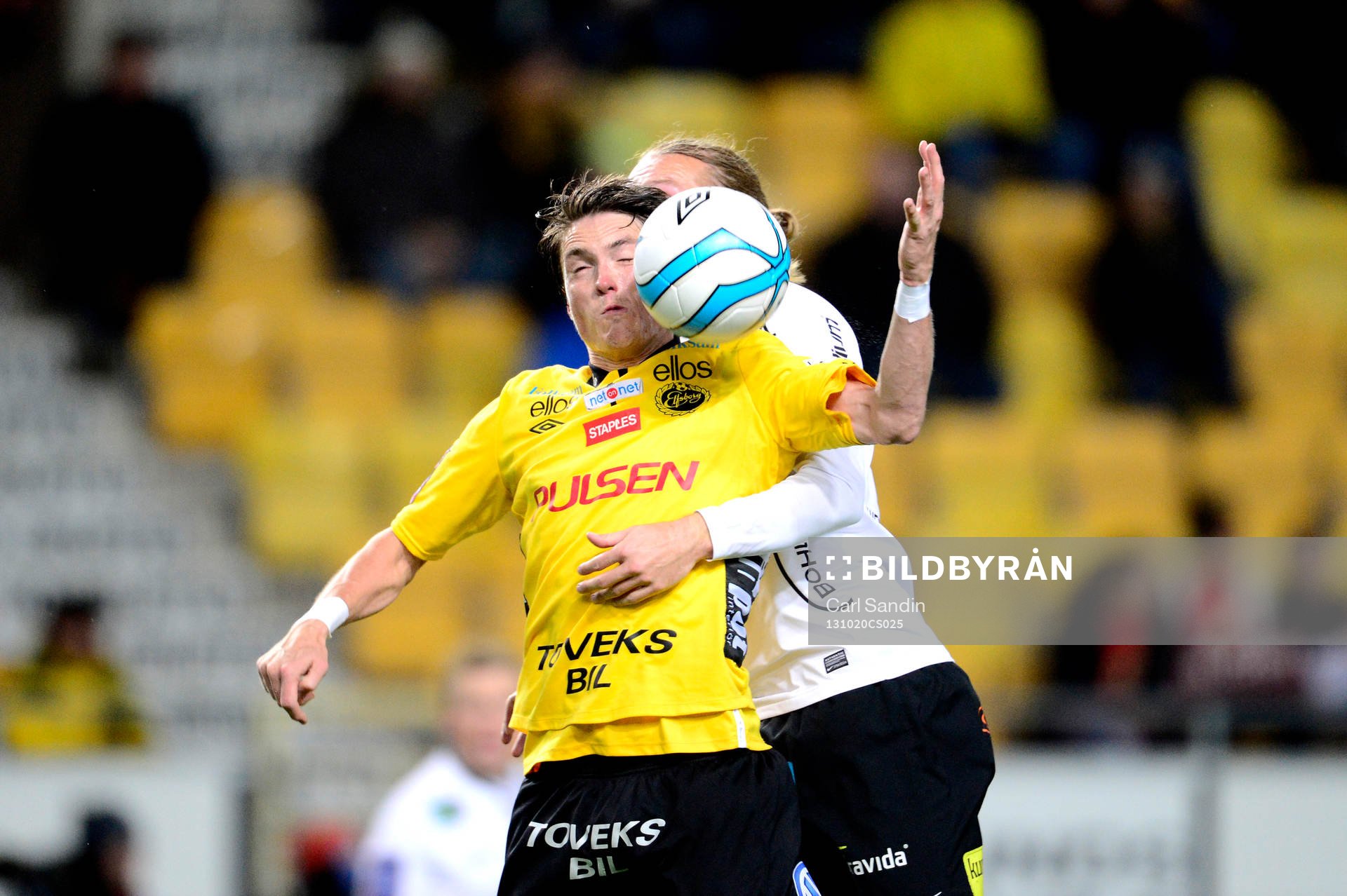 Elfsborgs Lasse Nilsson i kamp om bollen med Häckens Emil