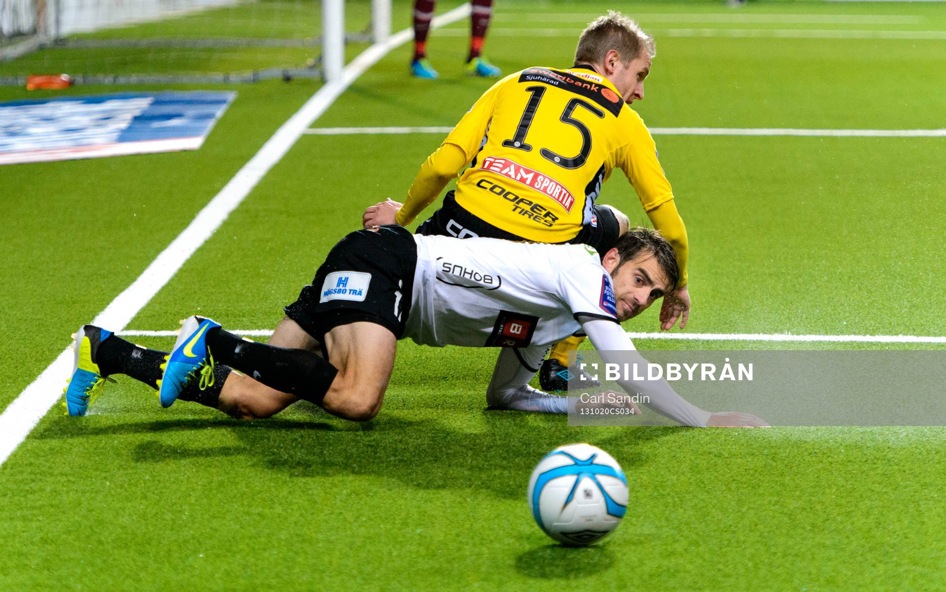 Häckens Björn Anklev tittar