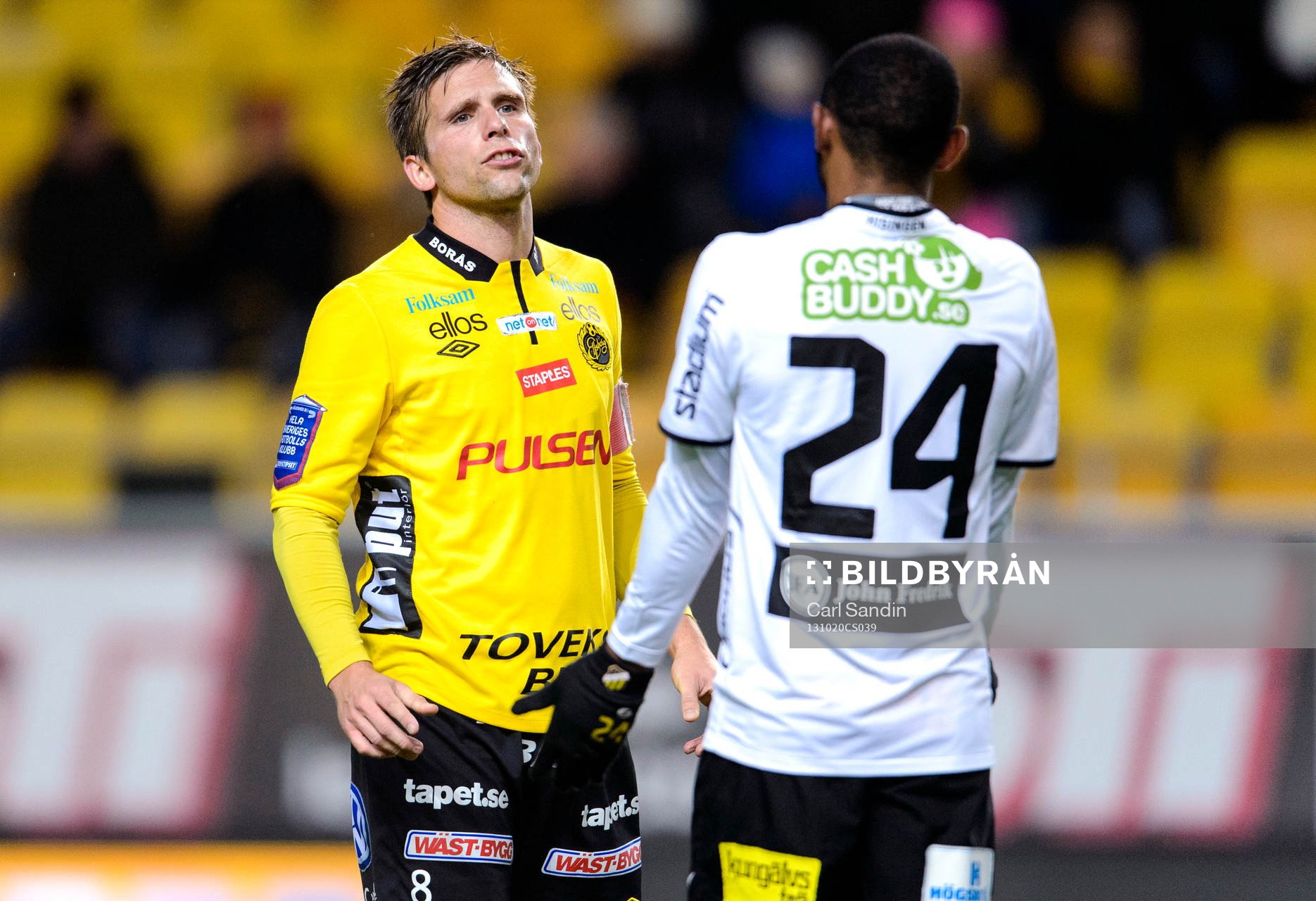 Elfsborgs Anders Svensson pratar med Häckens Rene Makondele (vänd från kameran) under fotbollsmatchen i allsvenskan mellan Elfsborg och Häcken den 20 oktober 2013 i Borås.