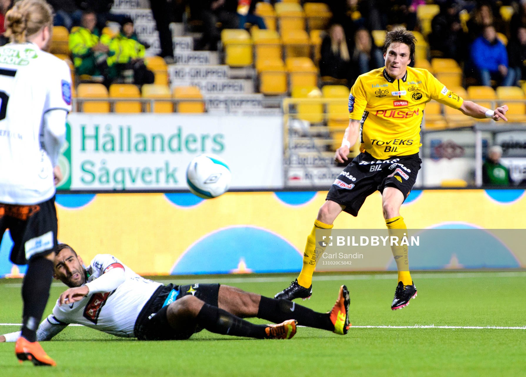 Elfsborgs Lasse Nilsson skjuter förbi Häckens Mohammed