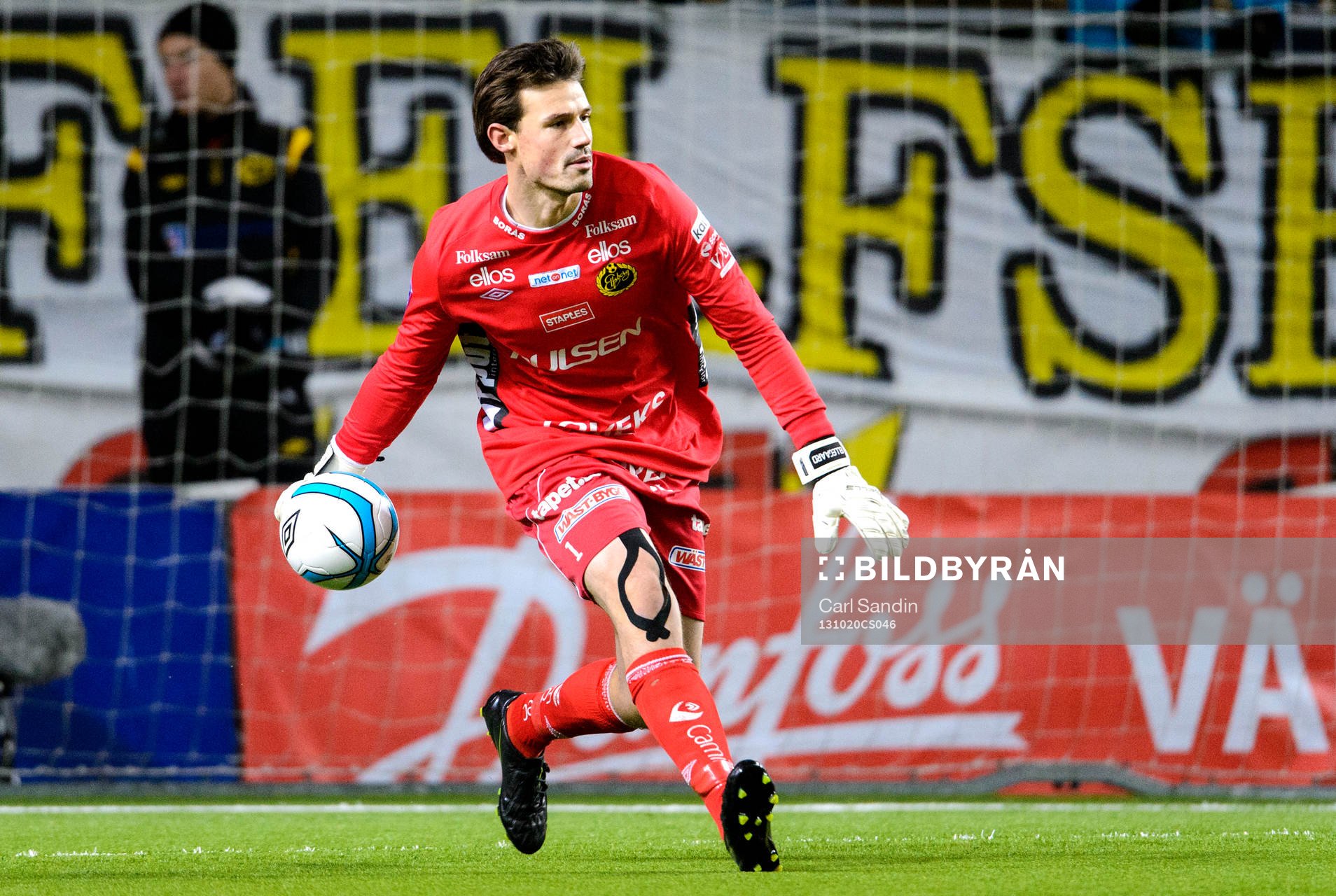 Elfsborgs målvakt Kevin Stuhr-Ellegaard rullar ut bollen