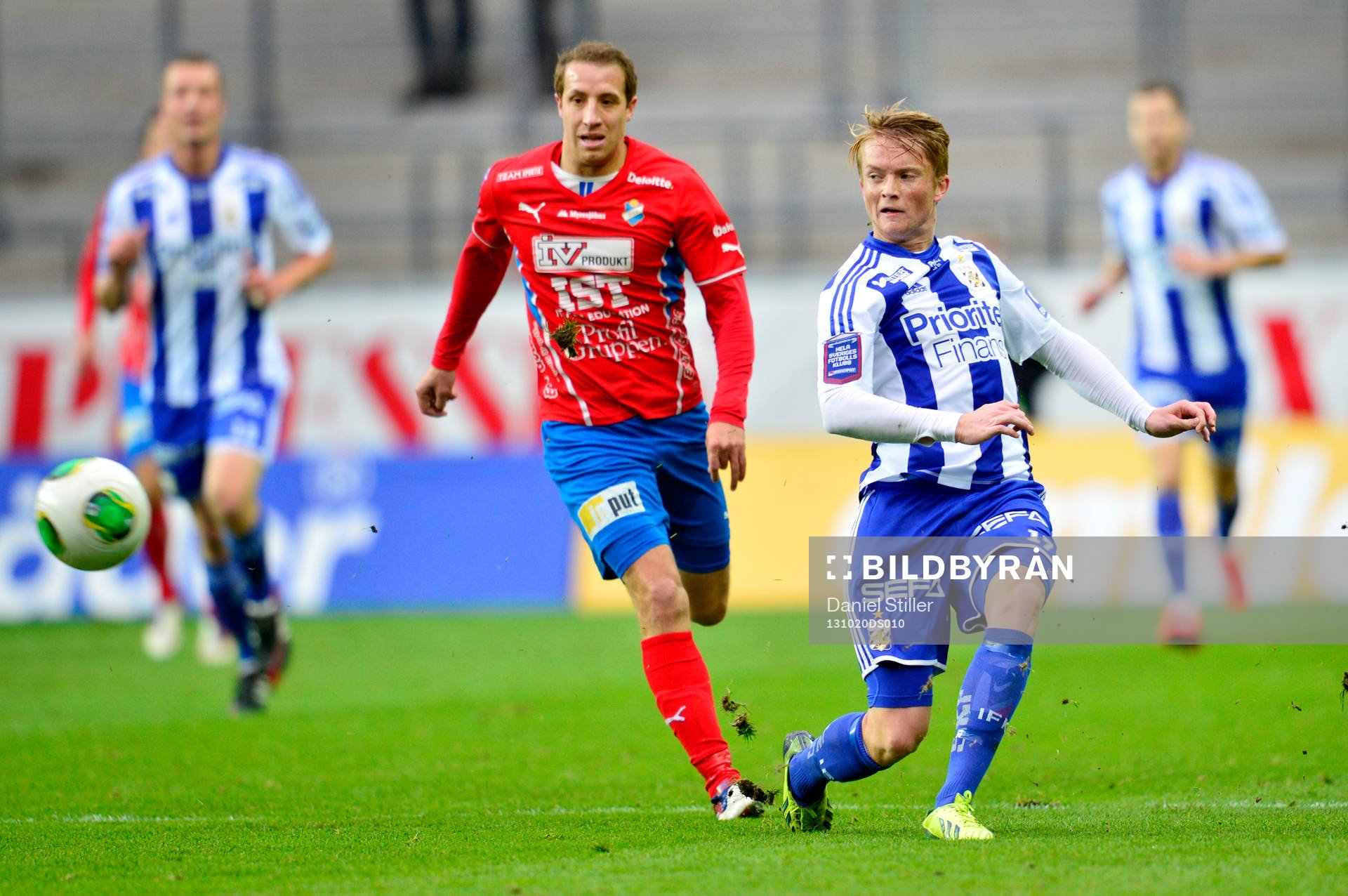 IFK Göteborgs Sam Larsson och Östers Kenny Pavey