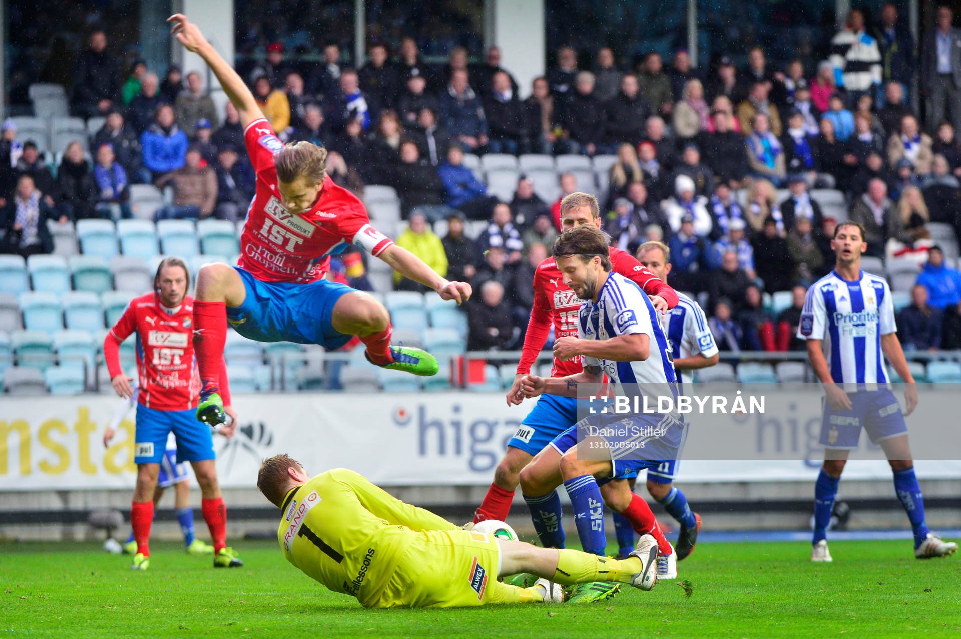 Östers Månz Karlsson gör ett hopp över målvakten