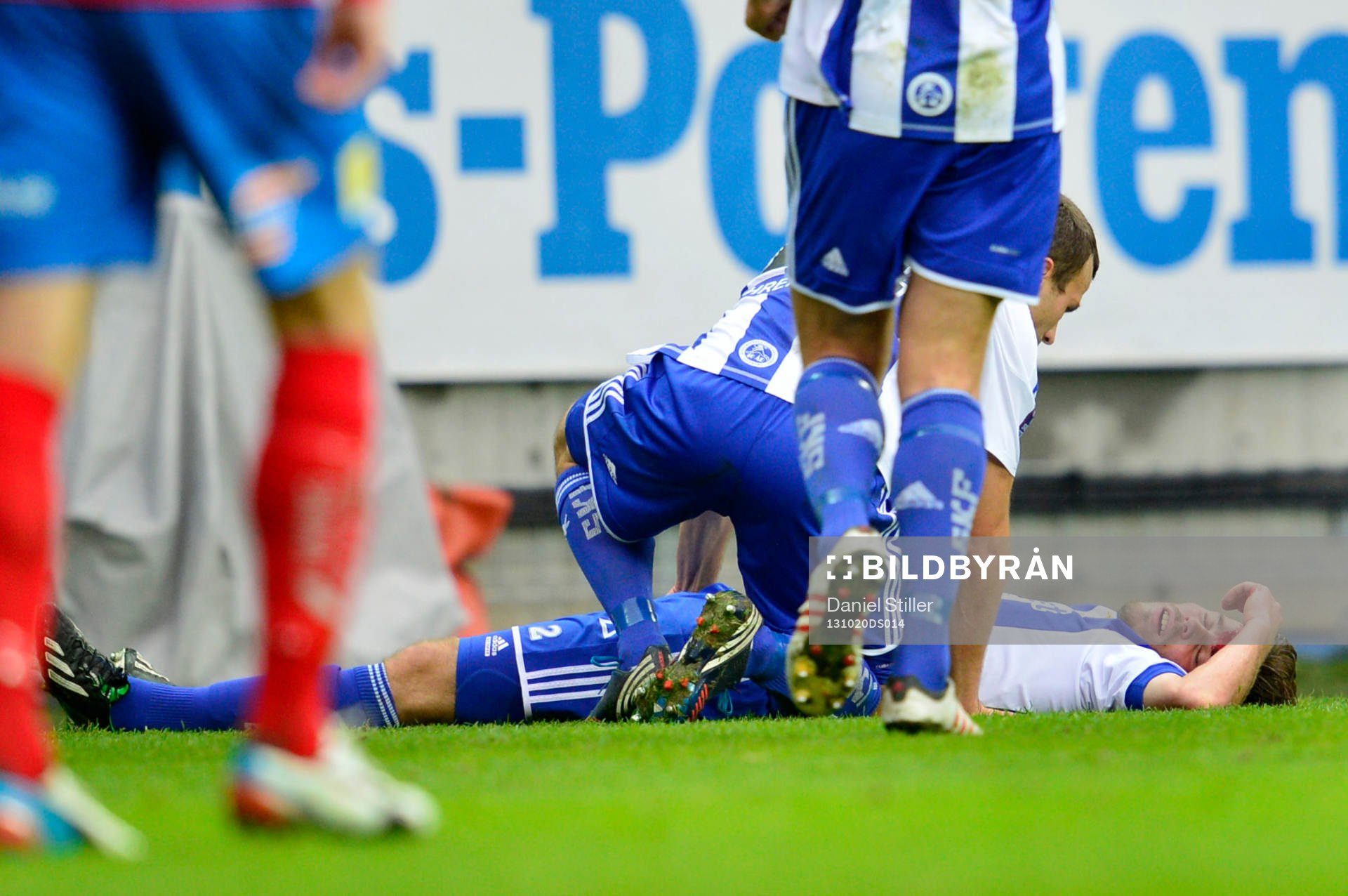 IFK Göteborgs Emil Salomonsson får en ordentlig smäll