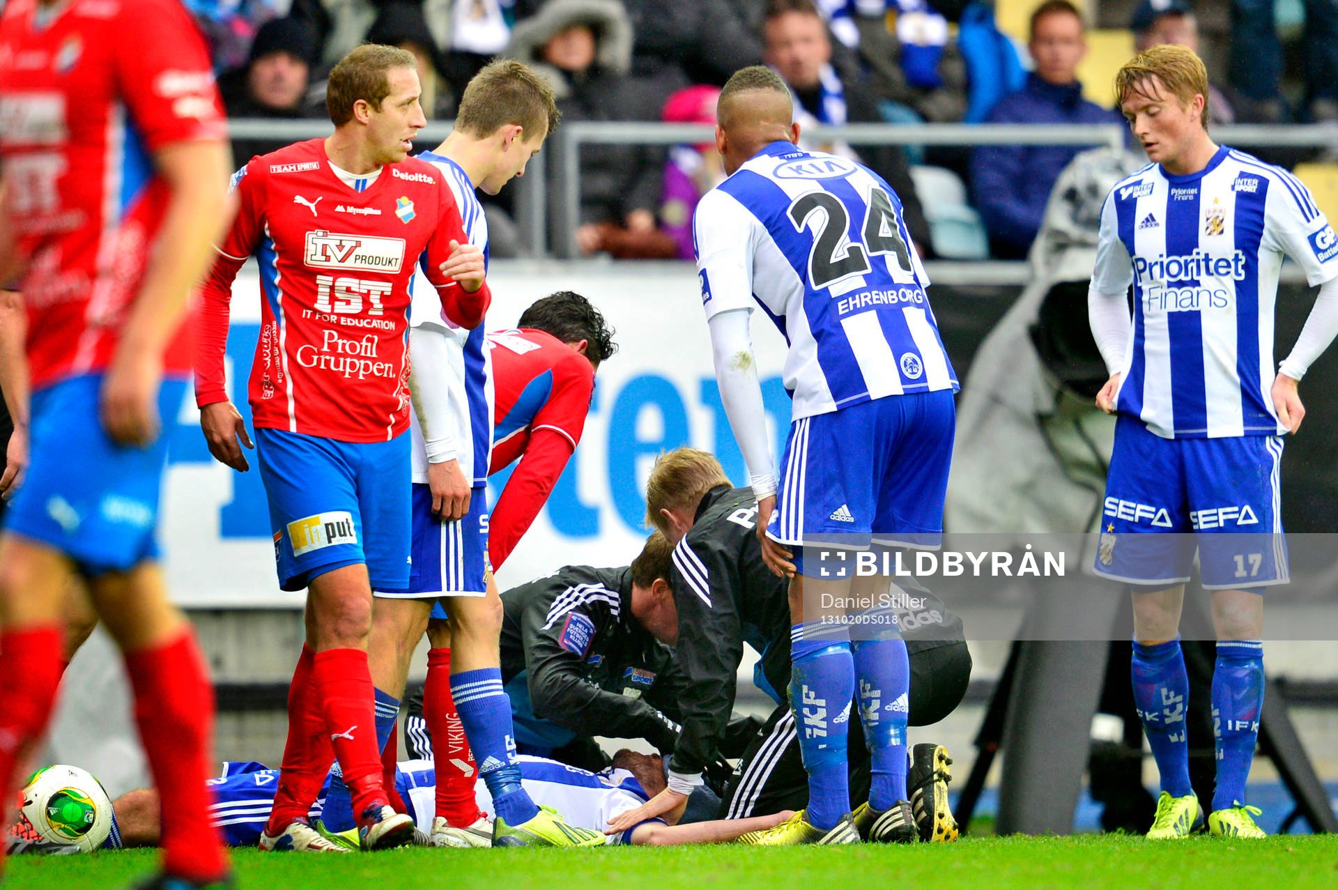 IFK Göteborgs Emil Salomonsson blir liggande på planen och får behandling efter en armbåge från Ösers Pablo Piñones Arce under fotbollsmatchen i Allsvenskan mellan Ifk Göteborg och Öster 20 september 2013 i Göteborg .