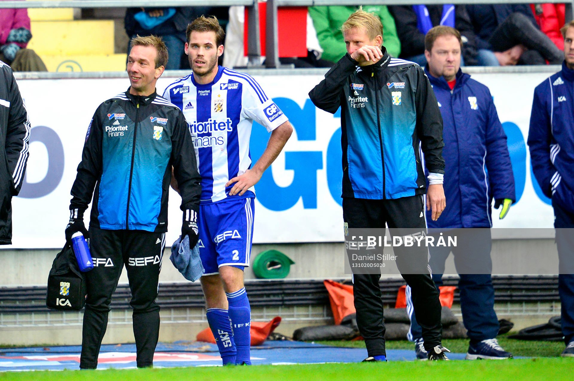 IFK Göteborgs Emil Salomonsson åter på benen efter en skada under fotbollsmatchen i Allsvenskan mellan Ifk Göteborg och Öster 20 september 2013 i Göteborg .