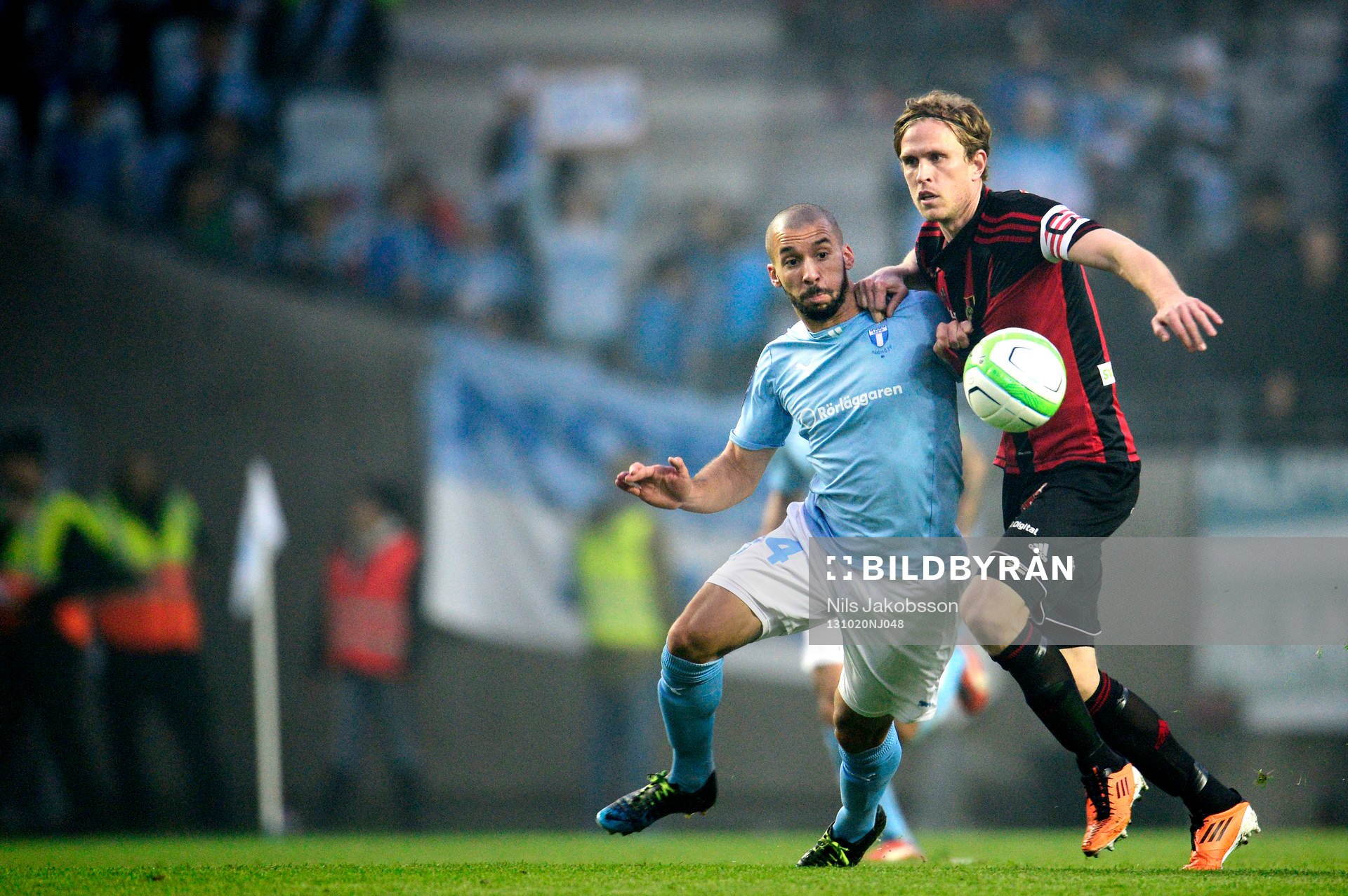 Malmös Guillermo Molins i kamp om bollen med Brommapojkarnas Tim Björkström fotbollsmatchen i i Allsvenskan mellan Malmö FF och Brommapojkarna den 20 oktober 2013 i Malmö.