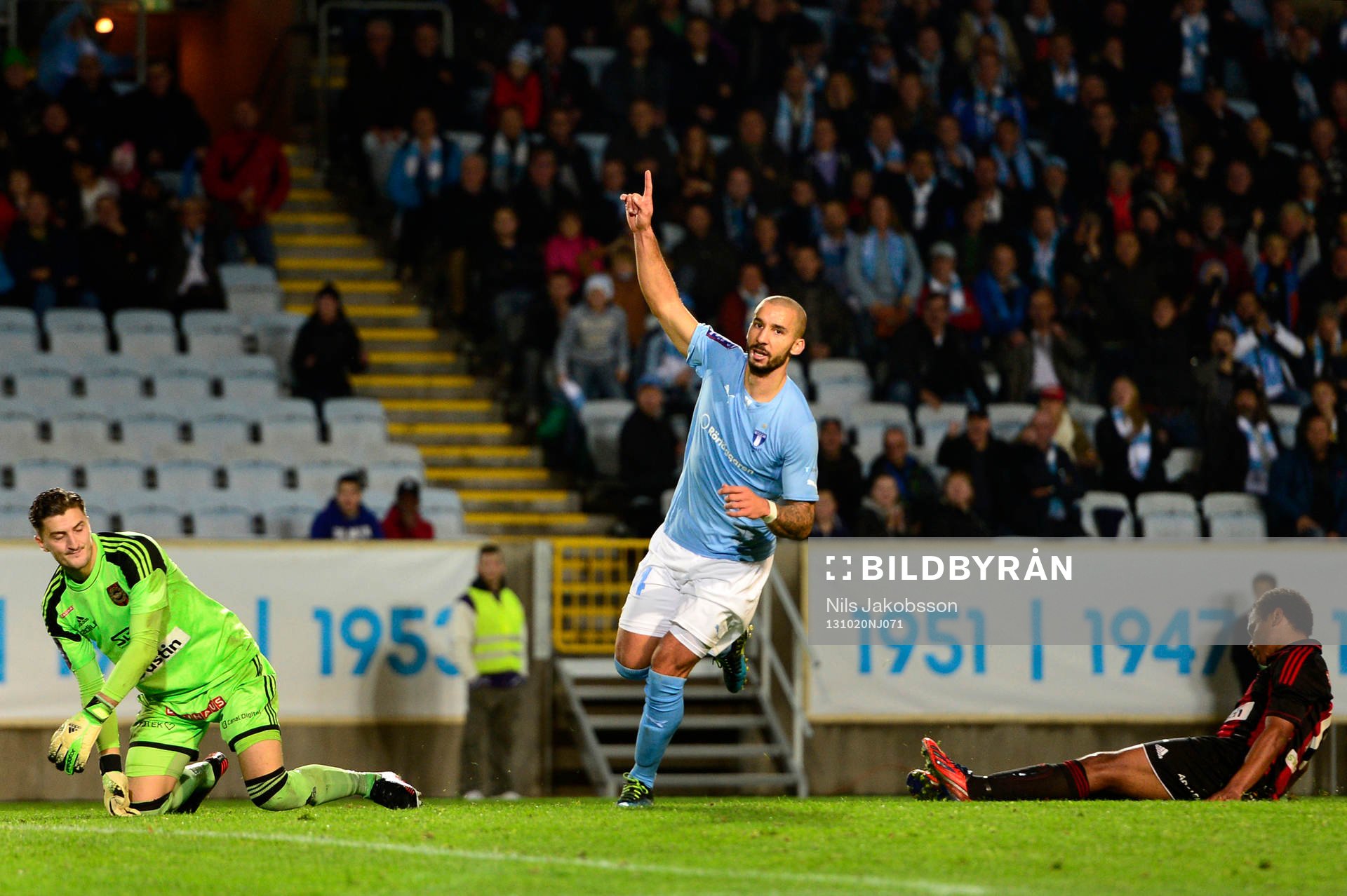 Malmös Guillermo Molins jublar efter att ha gjort 1-0 under fotbollsmatchen i i Allsvenskan mellan Malmö FF och Brommapojkarna den 20 oktober 2013 i Malmö.