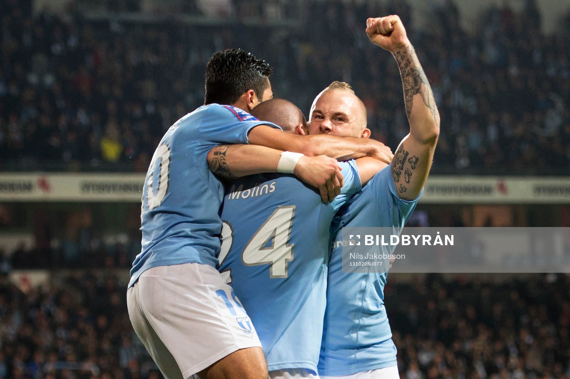 Malmös Magnus Eriksson jublar samtidigt som han kramas om av Jiloan Hamad och Guillermo Molins efter att Molins gjort 1-0 under fotbollsmatchen i i Allsvenskan mellan Malmö FF och Brommapojkarna den 20 oktober 2013 i Malmö.