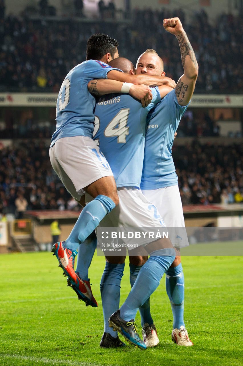 Malmös Magnus Eriksson jublar samtidigt som han kramas om av Jiloan Hamad och Guillermo Molins efter att Molins gjort 1-0 under fotbollsmatchen i i Allsvenskan mellan Malmö FF och Brommapojkarna den 20 oktober 2013 i Malmö.