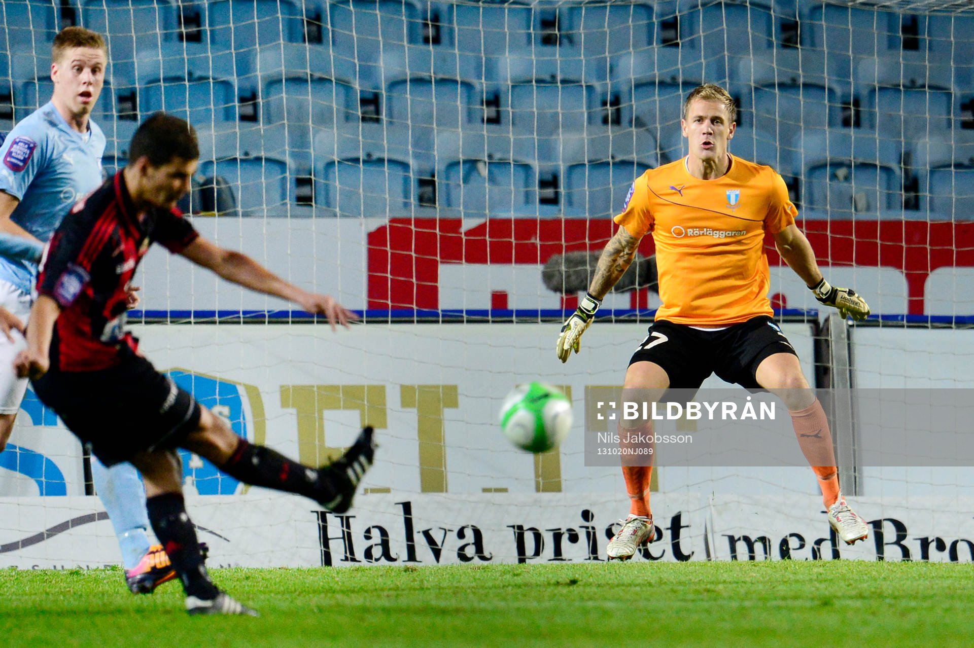 Brommapojkarnas Mauricio Albornoz provar skott mot Malmös