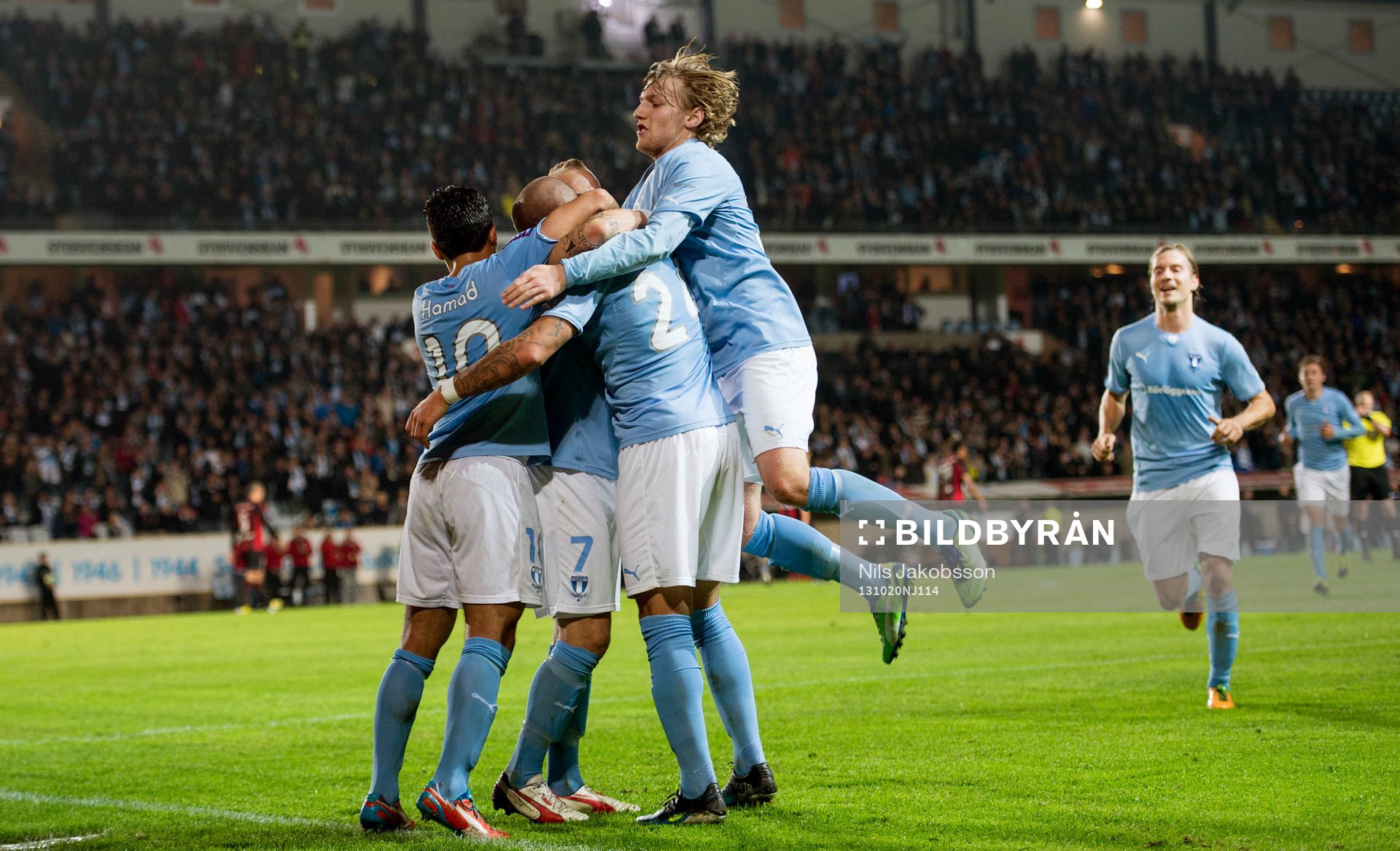Malmös Emil Forsberg hoppar upp i glädjehögen