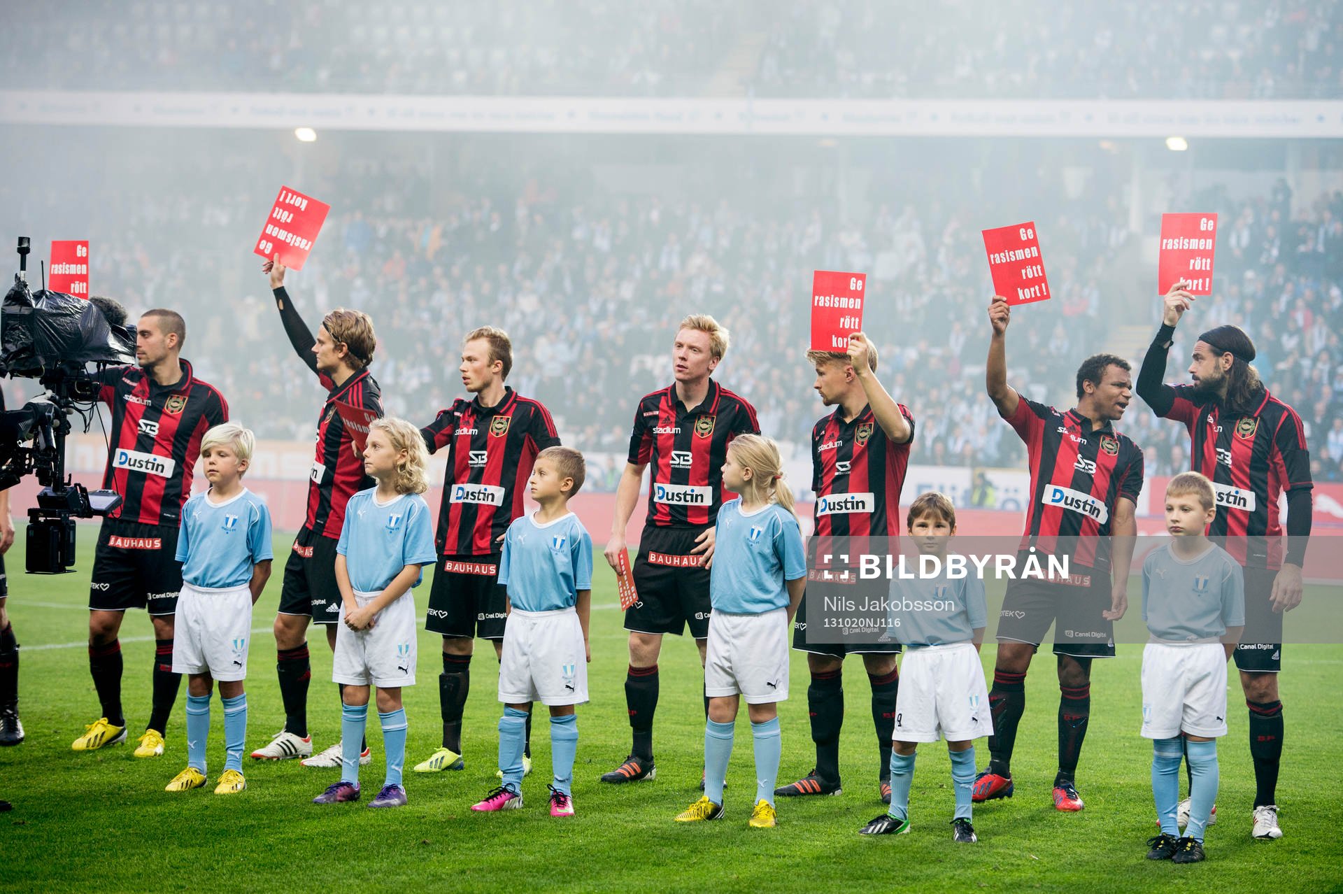 Brommapojkarna ger rött kort till rasismen