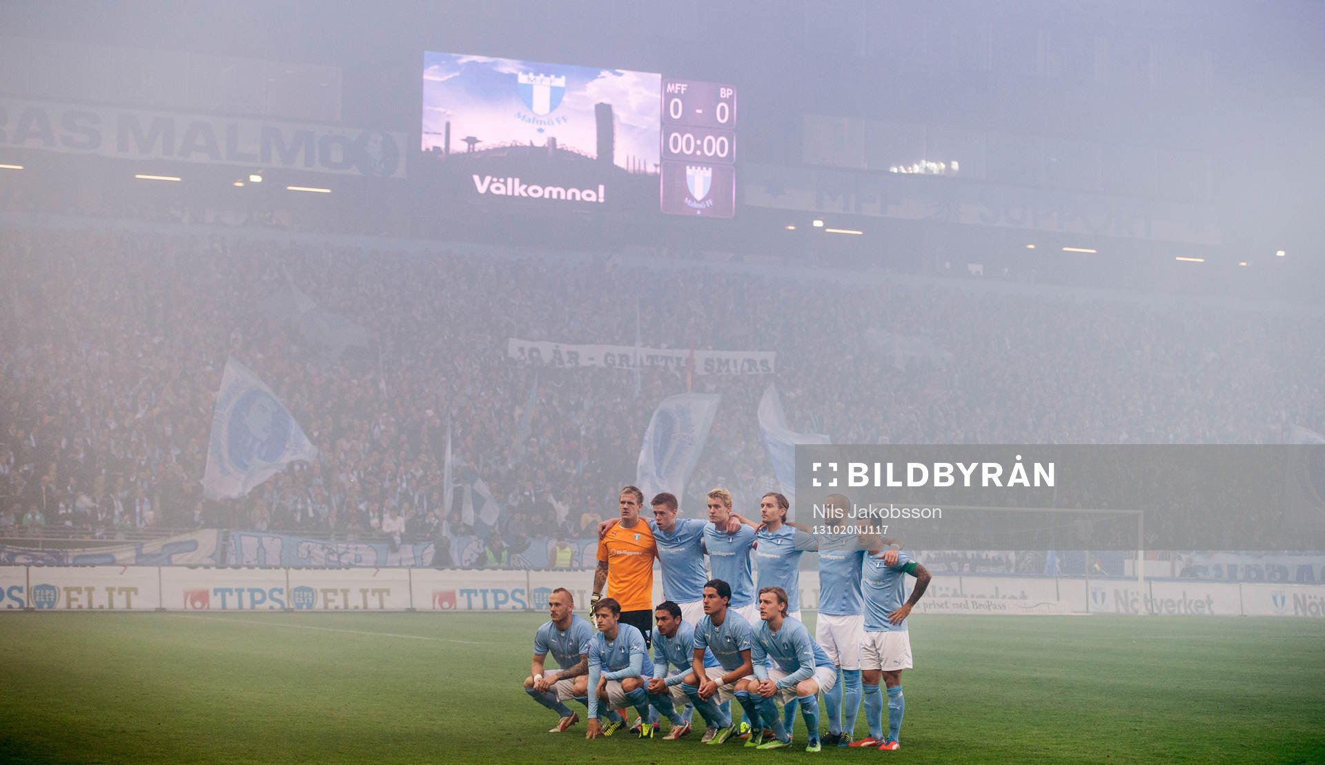 Malmös lagbild med rökridå före fotbollsmatchen i  i Allsvenskan mellan Malmö FF och Brommapojkarna den 20 oktober 2013 i Malmö.