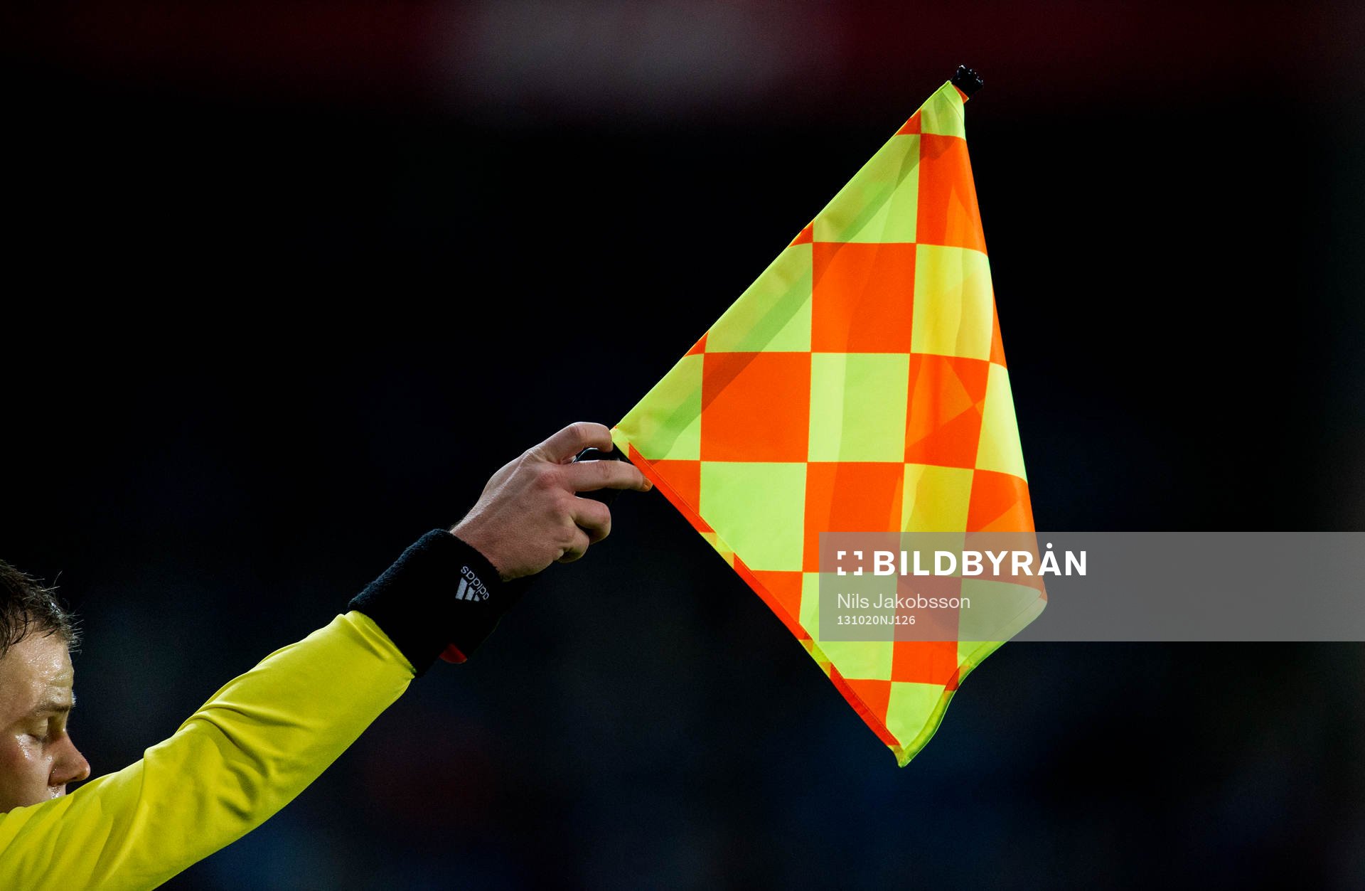 Offside vinkar assisterande domaren för