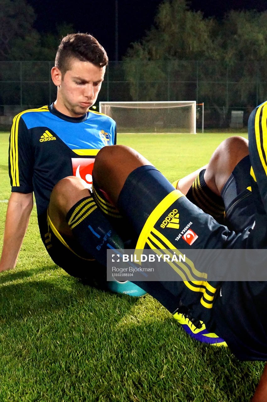 I denna handout-bild från Svenska Fotbollförbundet ses Erdal Rakip under ett träningspass på den 21 oktober i Al Ain.