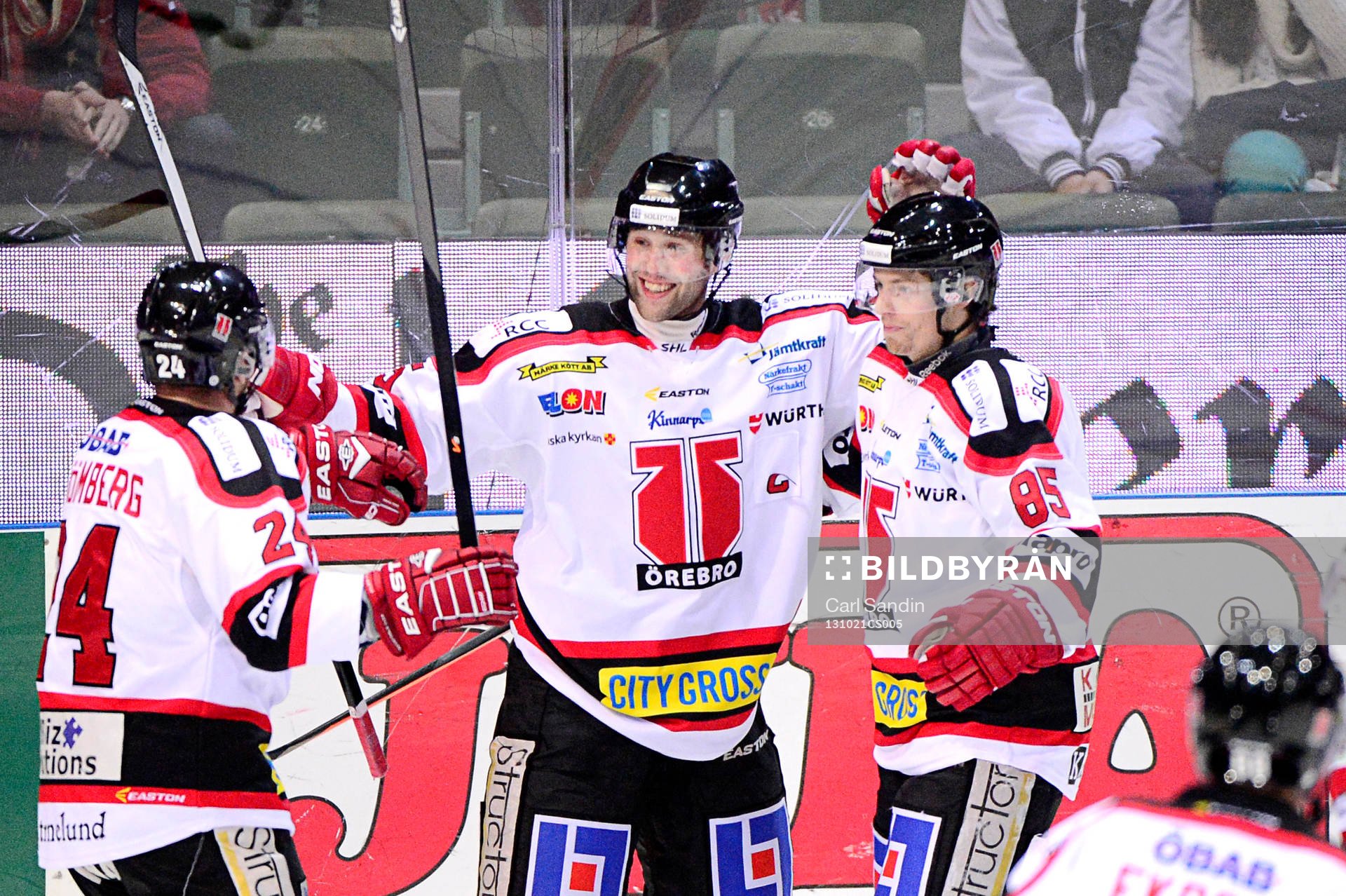 Örebros Henrik Löwdahl jublar med Conny Strömberg och