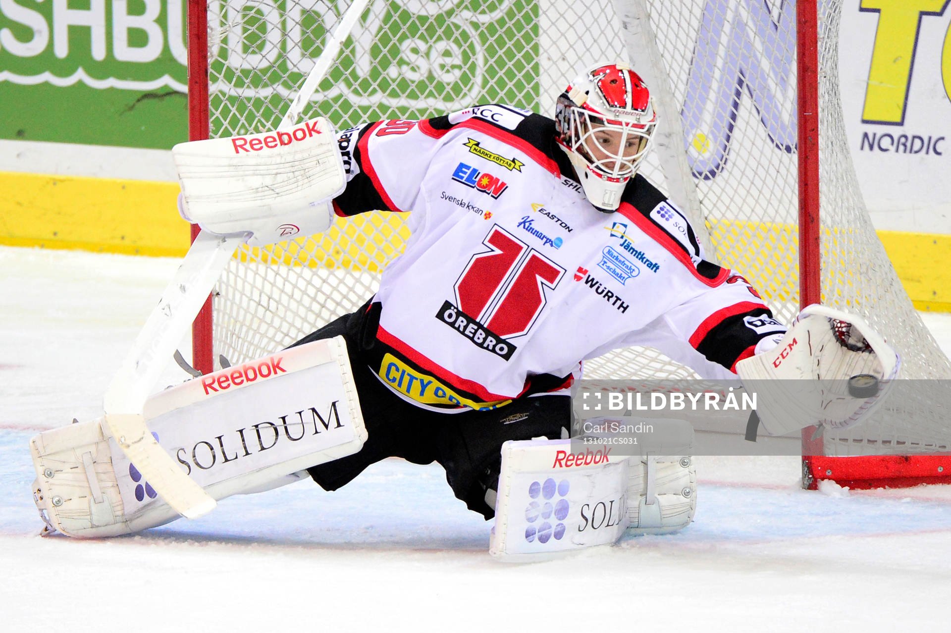 Örebros målvakt Henrik Lundberg plockar en puck