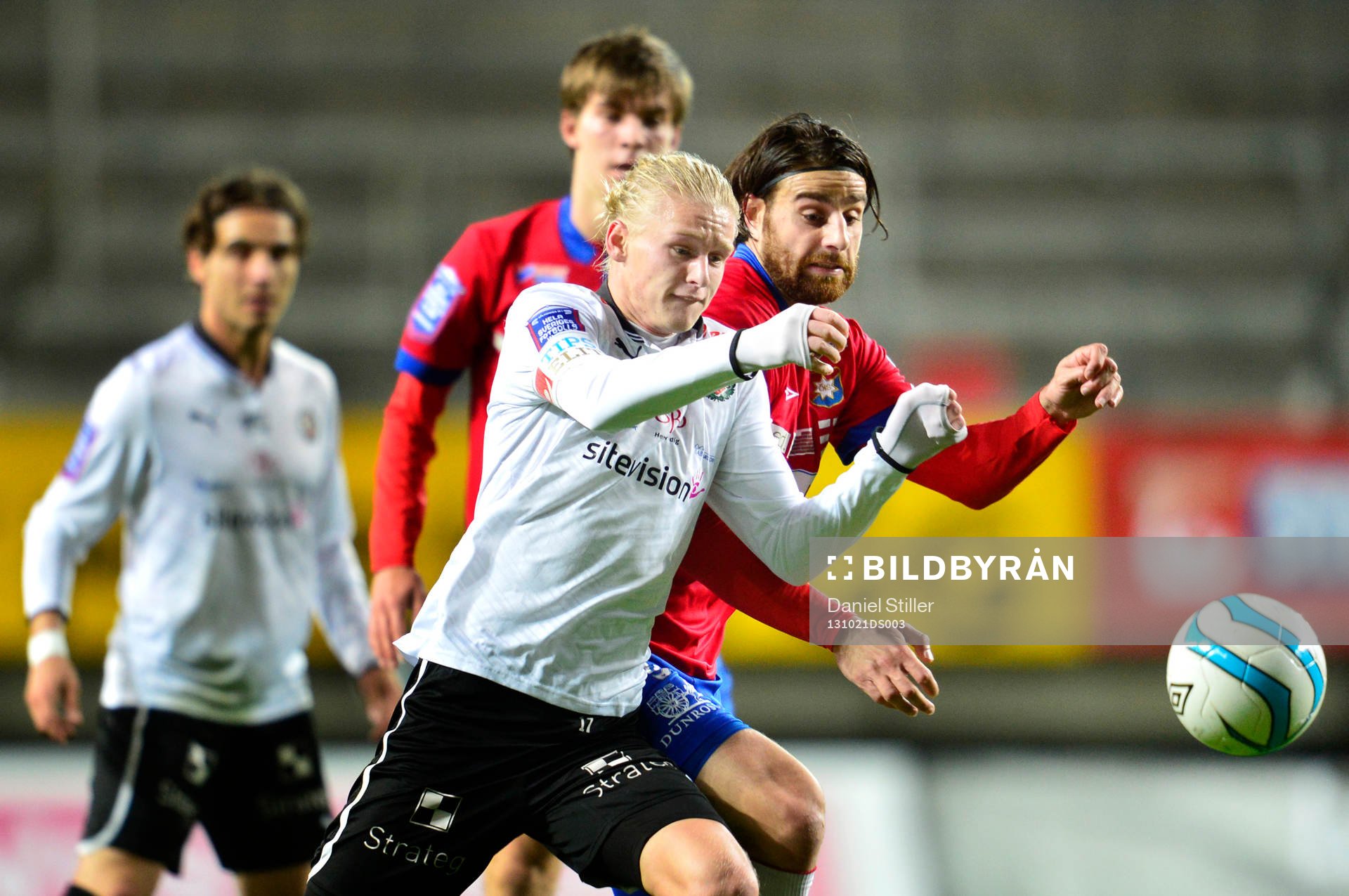 Örebros Kalle Holmberg i kamp om bollen med GAIS Joel