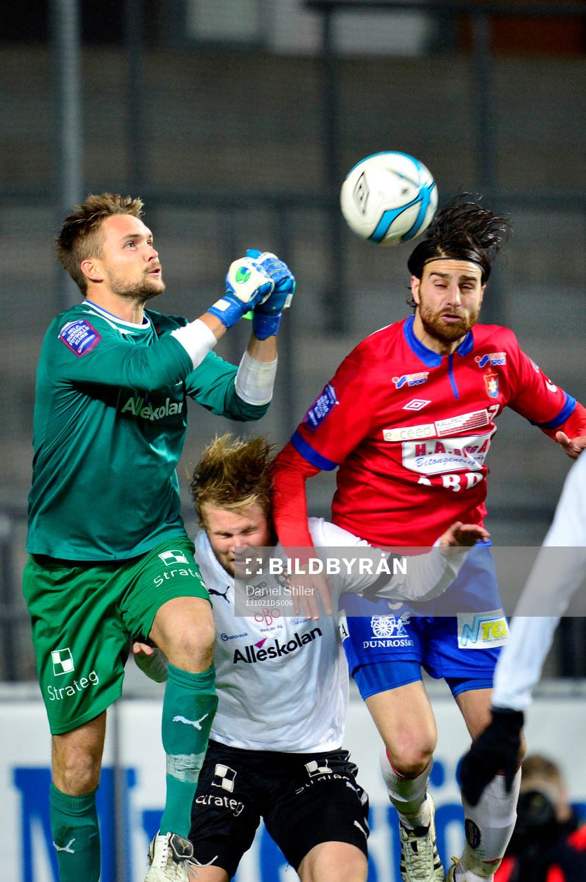 Örebros målvakt Oscar Jansson och Christoffer Wiktorsson i duell med Örgrytes George Mourad under fotbollsmatchen i Superettan mellan Örgryte och Örebro 21 september 2013 i Göteborg.