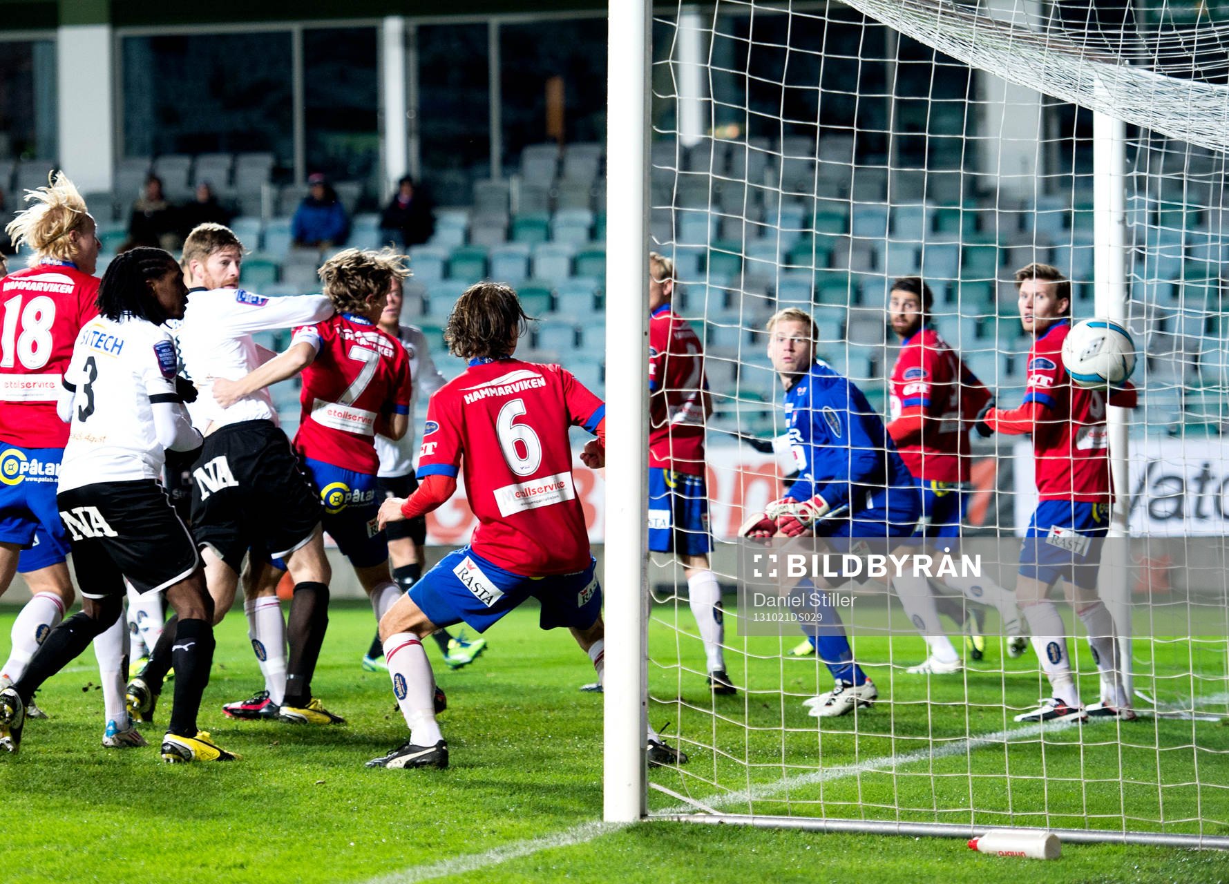Örebros Magnus Wikström gör 0-1 bakom Örgrytes målvakt