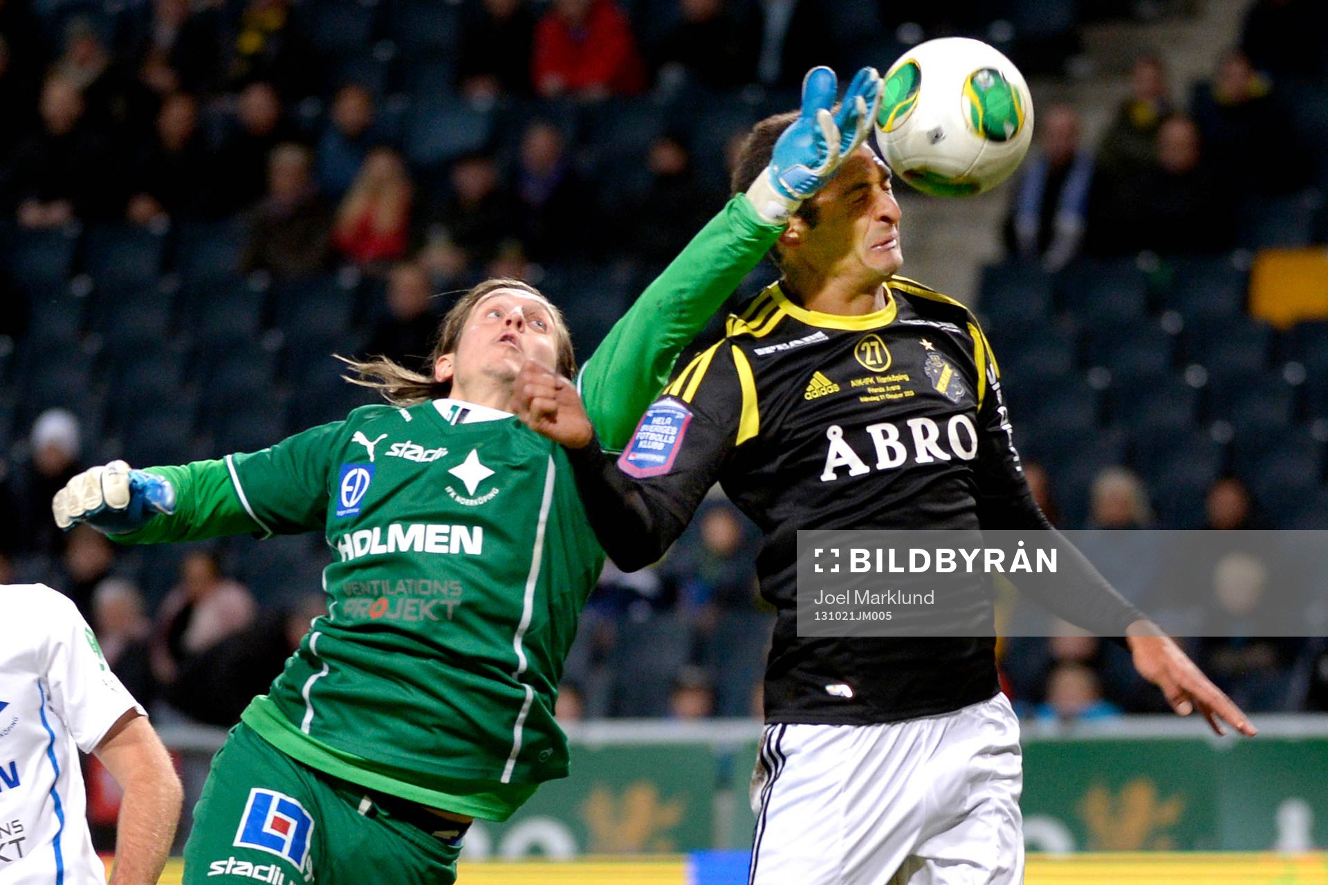 Norrköpings målvakt Andreas Lindberg tappar bollen vilket