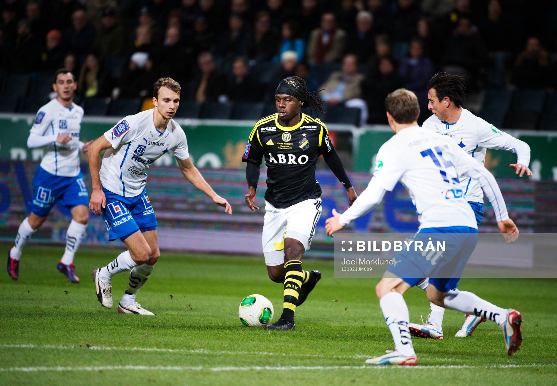 s Martin Kayongo-Mutumba dribblar