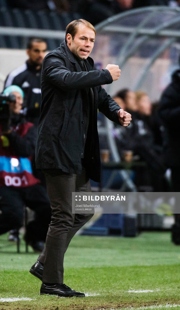 s tränare Andreas Alm manar på spelarna