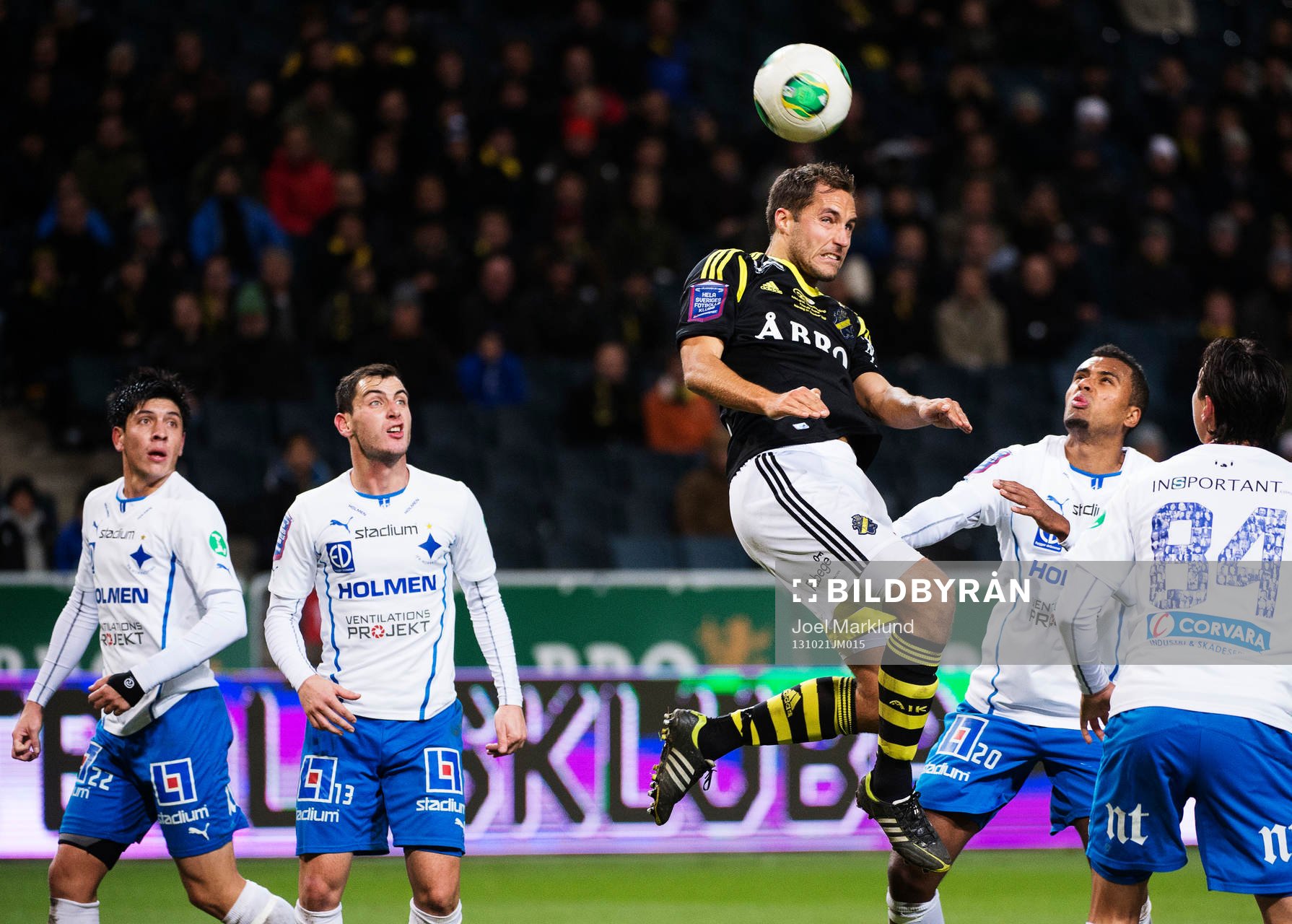 s Niklas Backman nickar bollen