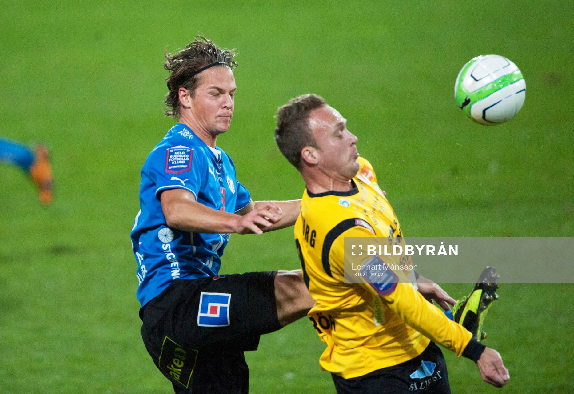 Halmstads Fredrik Liverstam och Mjällbys Marcus Ekenberg i