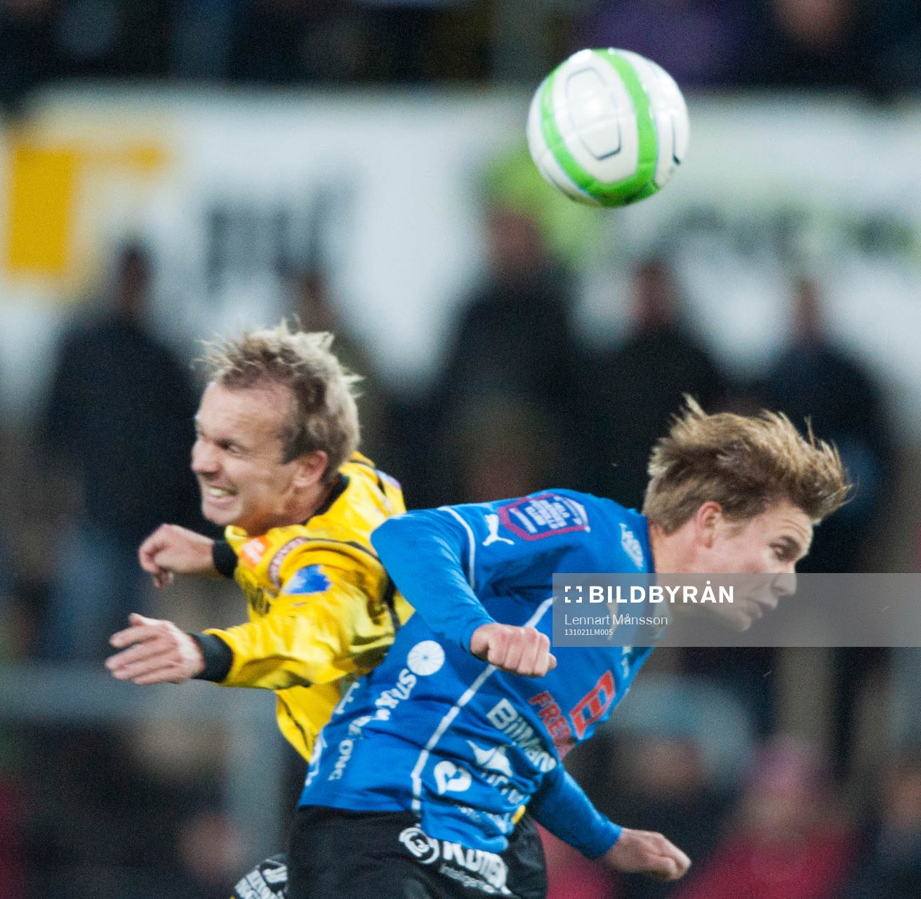 Halmstads Johan Blomberg och Mjällbys Craig Henderson i