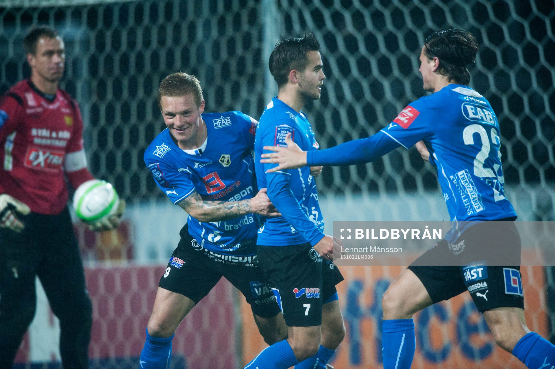 Halmstads Kristinn Steindorsson har gjort 1-0 på straff i den allsvenska fotbollsmatchen mellan Halmstad och Mjällby 21 oktober.