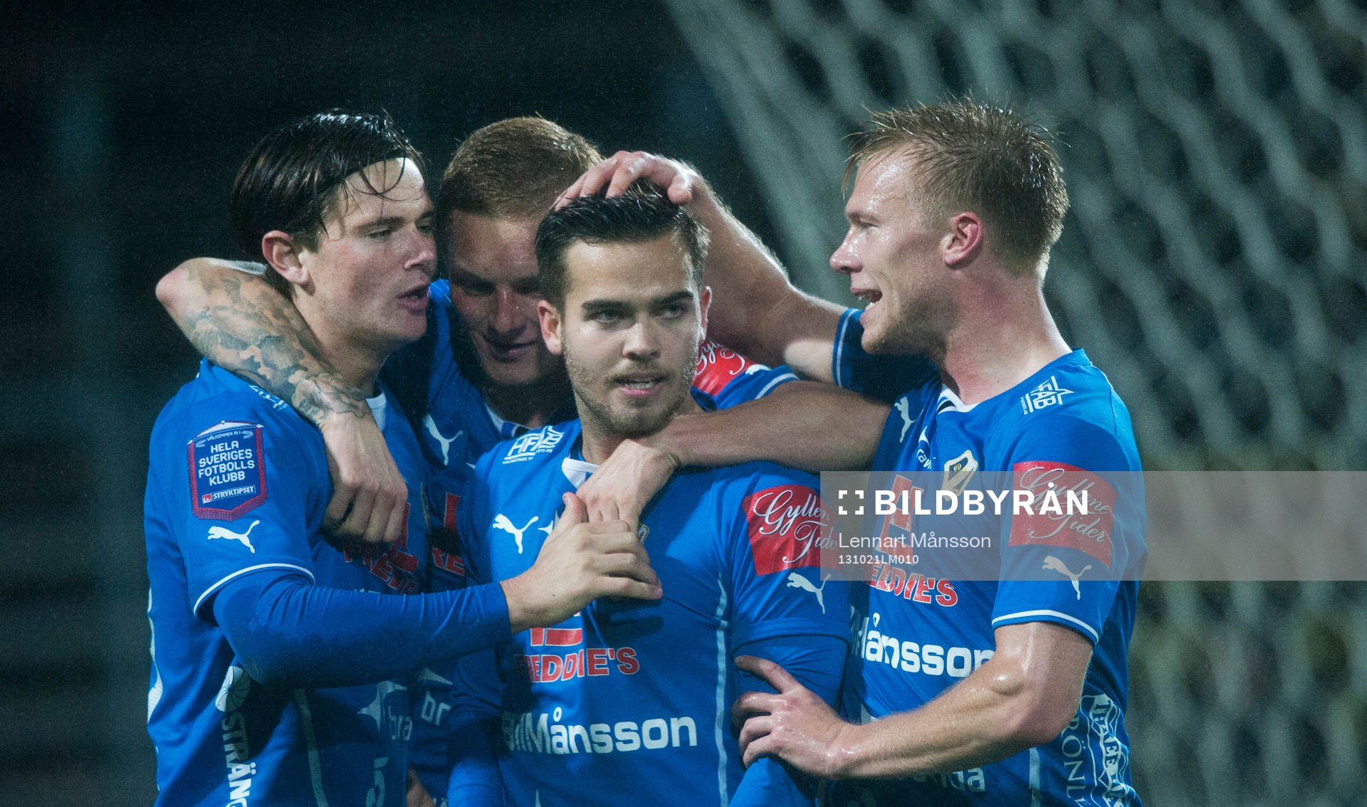 Halmstads Kristinn Steindorsson har gjort 1-0 på straff och grattas av landsmannen Gudjon Baldvinsson, Andreas Landgren och killen som fixade straffen, Marcus Antonsson, i den allsvenska fotbollsmatchen mellan Halmstad och Mjällby 21 oktober.