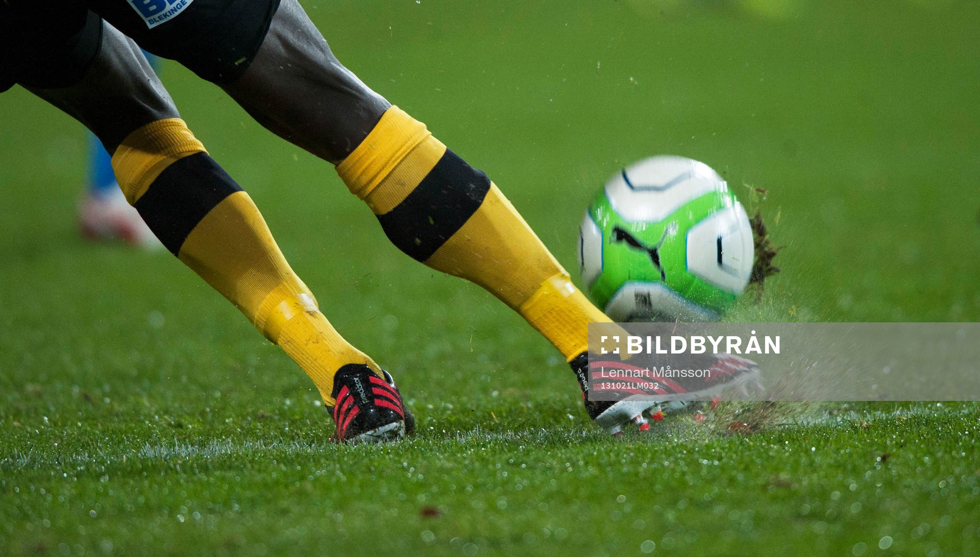 En Mjällby-spelare klipper tillö bollen så att