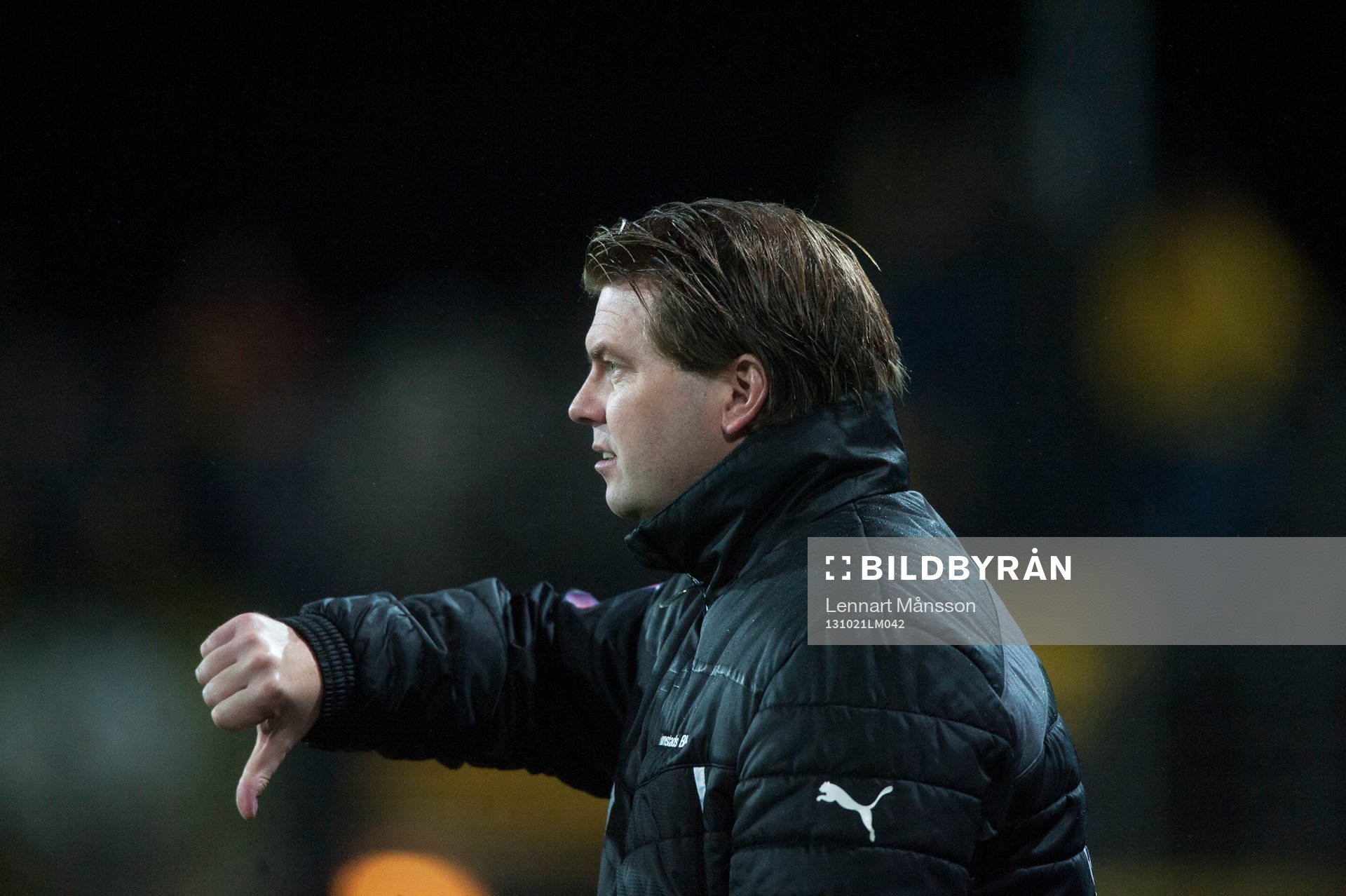 Halmstads tränare Jens Gustafsson gör tummen ner i