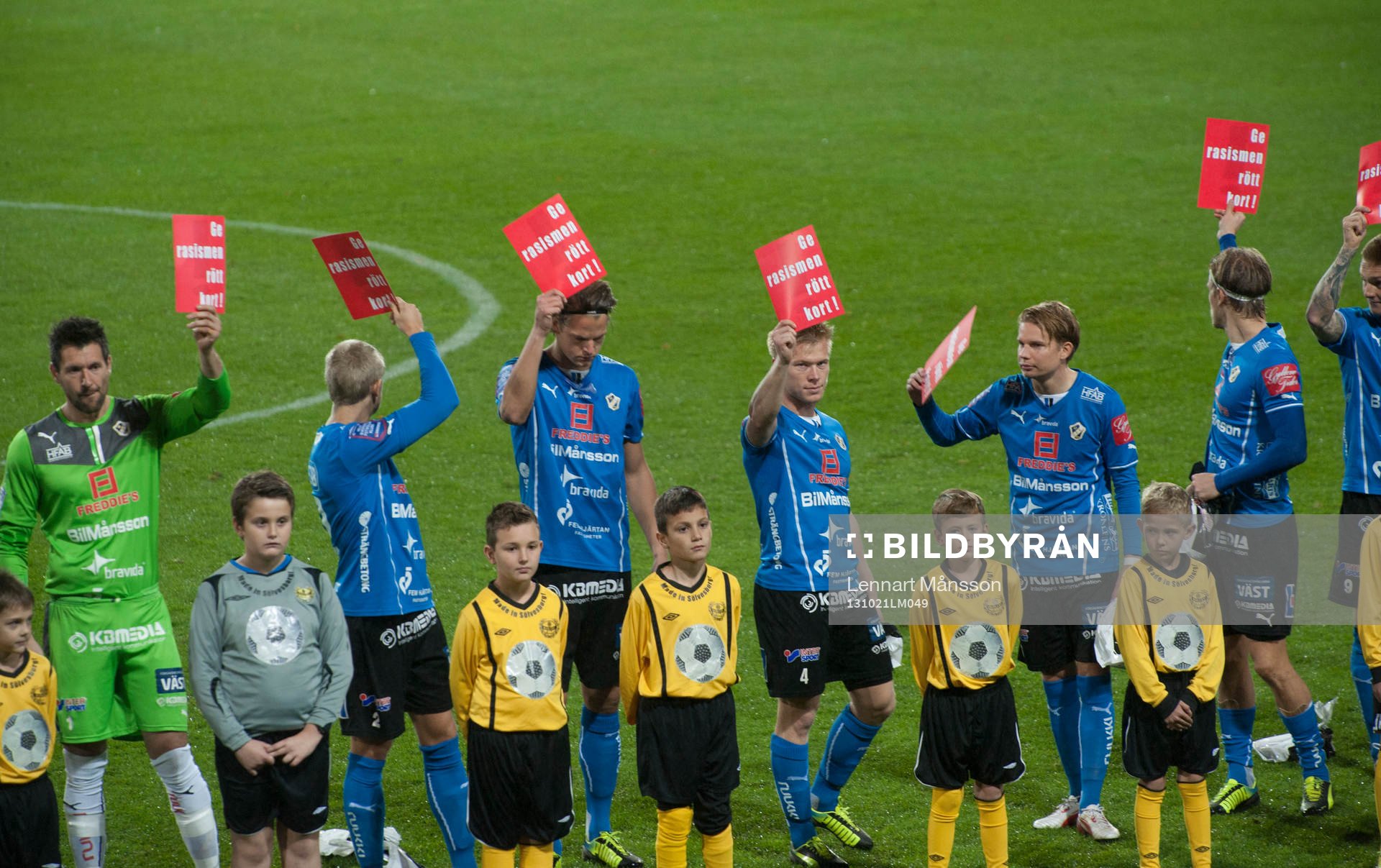 Ge rasismen rött kort i