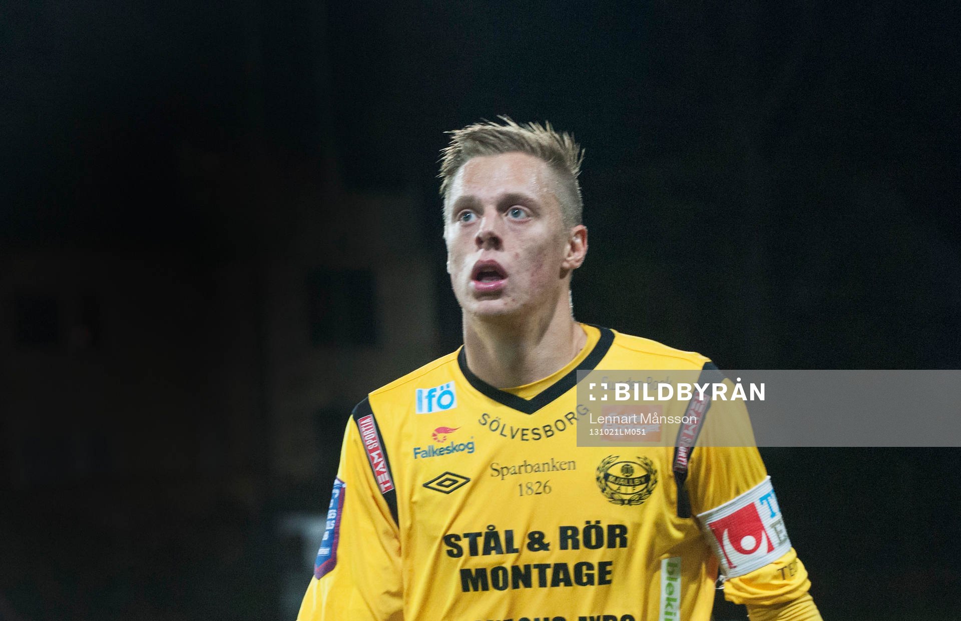 Mjällbys Mattias Håkansson med Tipselit-bindel i