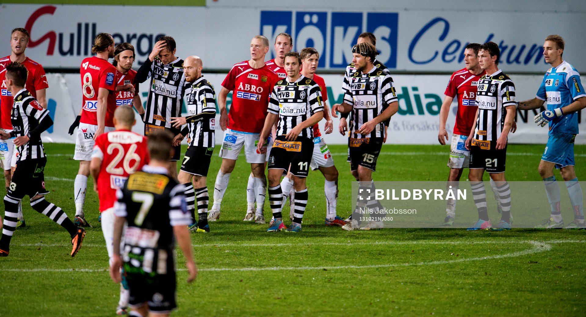 Många spelare i straffområdet under de sista minuterna i fotbollsmatchen i superettan mellan Landskrona BOIS och GAIS den 21 oktober 2013 i Landskrona.