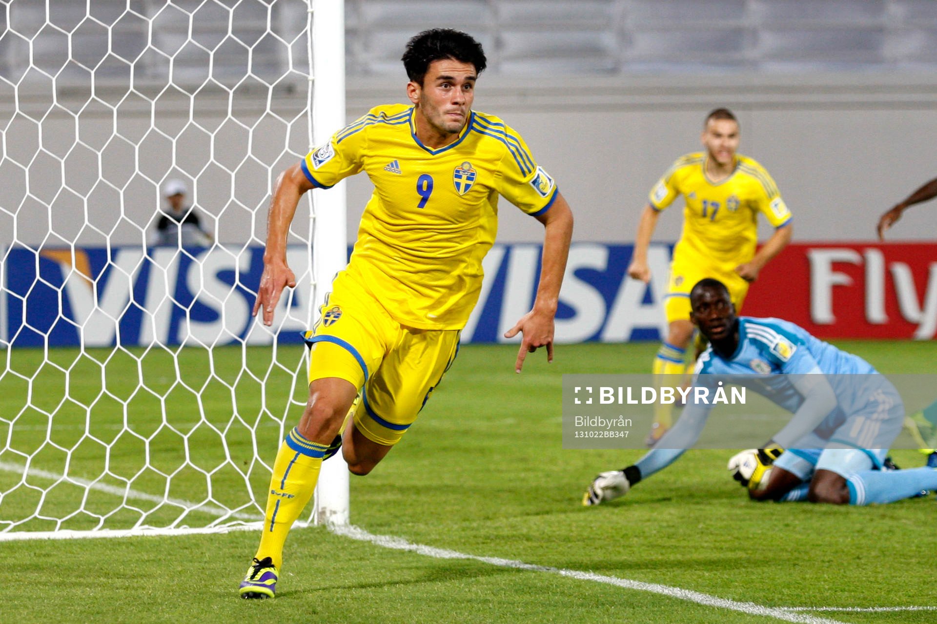Sveriges Valmir Berischa jublar efter att ha gjort 1-0 under fotbollsmatchen mellan Sverige och Nigeria under U17-VM i Al Ain i Förenade Arabemiraten den 22 oktober 2013.