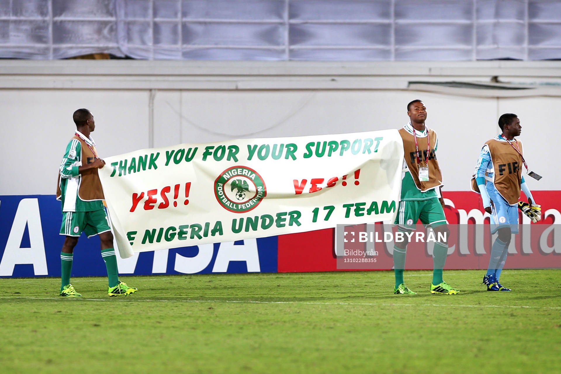 Nigeriska spelarna tackar publiken efter fotbollsmatchen mellan Sverige och Nigeria under U17-VM i Al Ain i Förenade Arabemiraten den 22 oktober 2013.
