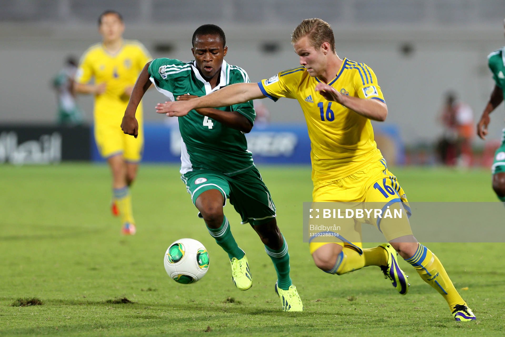 Sveriges Gustav Engvall jagas av Nigerias Akinjide Idowu