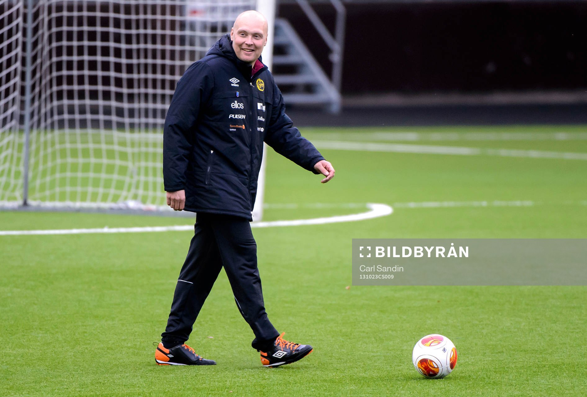 Elfsborgs tränare Klas Ingesson med en boll