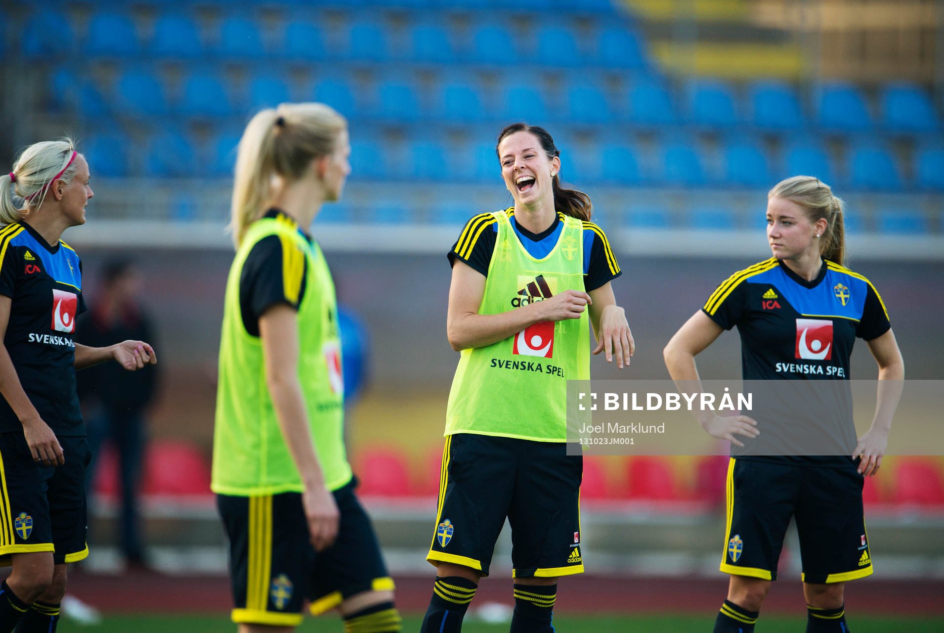 Lotta Schelin skrattar