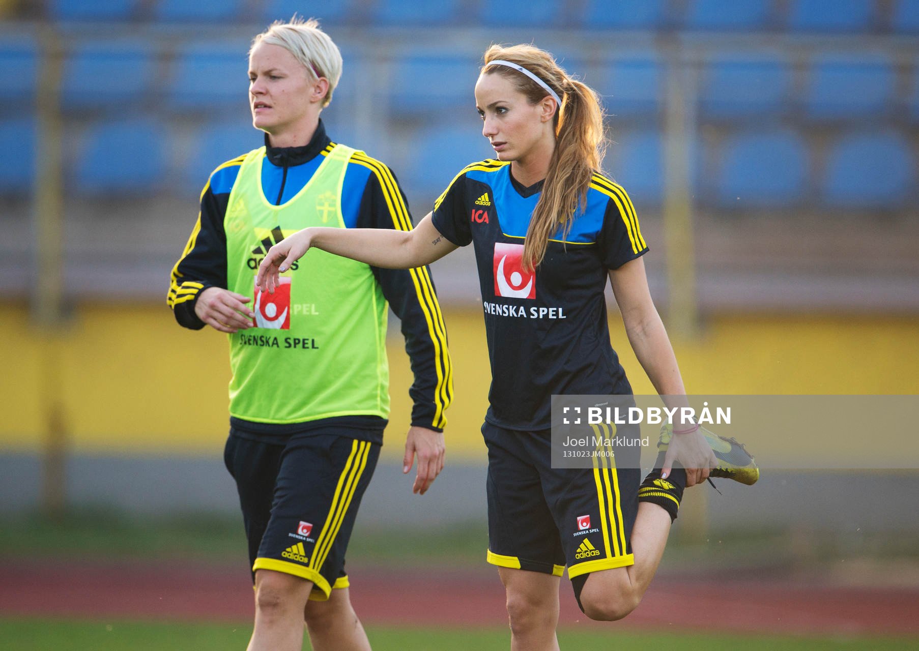 Nilla Fischer och Kosovare Asllani under Sveriges damfotbollandslags träning den 23 oktober 2013 i Zenica.