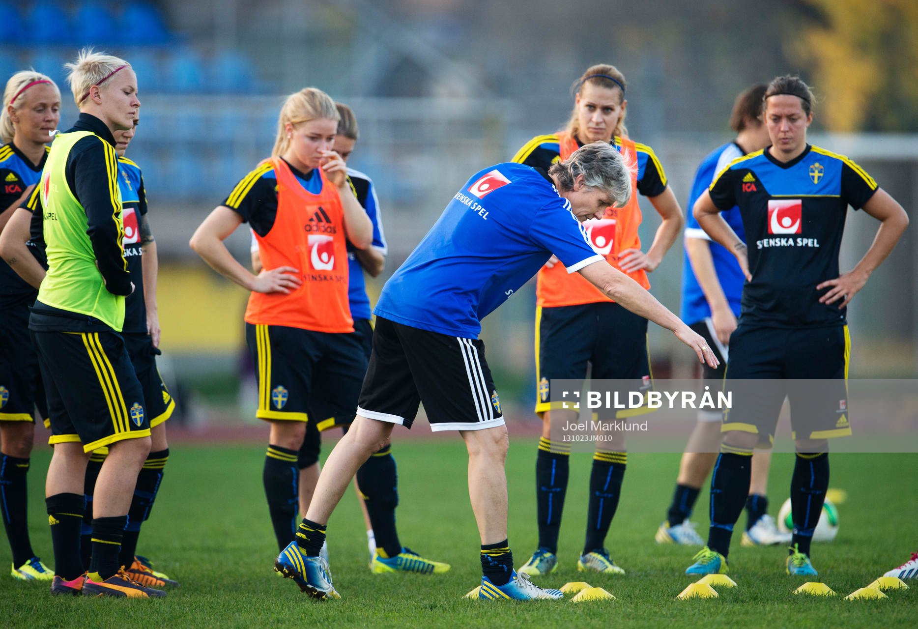 Förbundskapten Pia Sundhage ger instruktioner till spelare