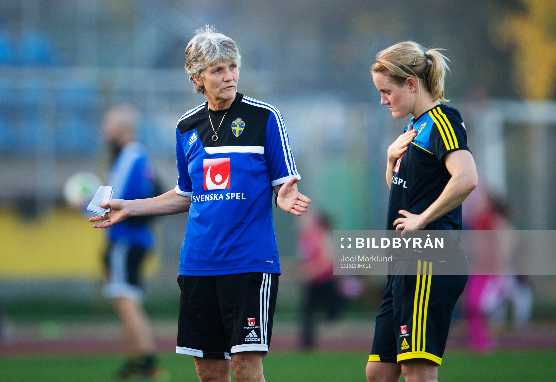 Förbundskapten Pia Sundhage pratar med Marie Hammarström