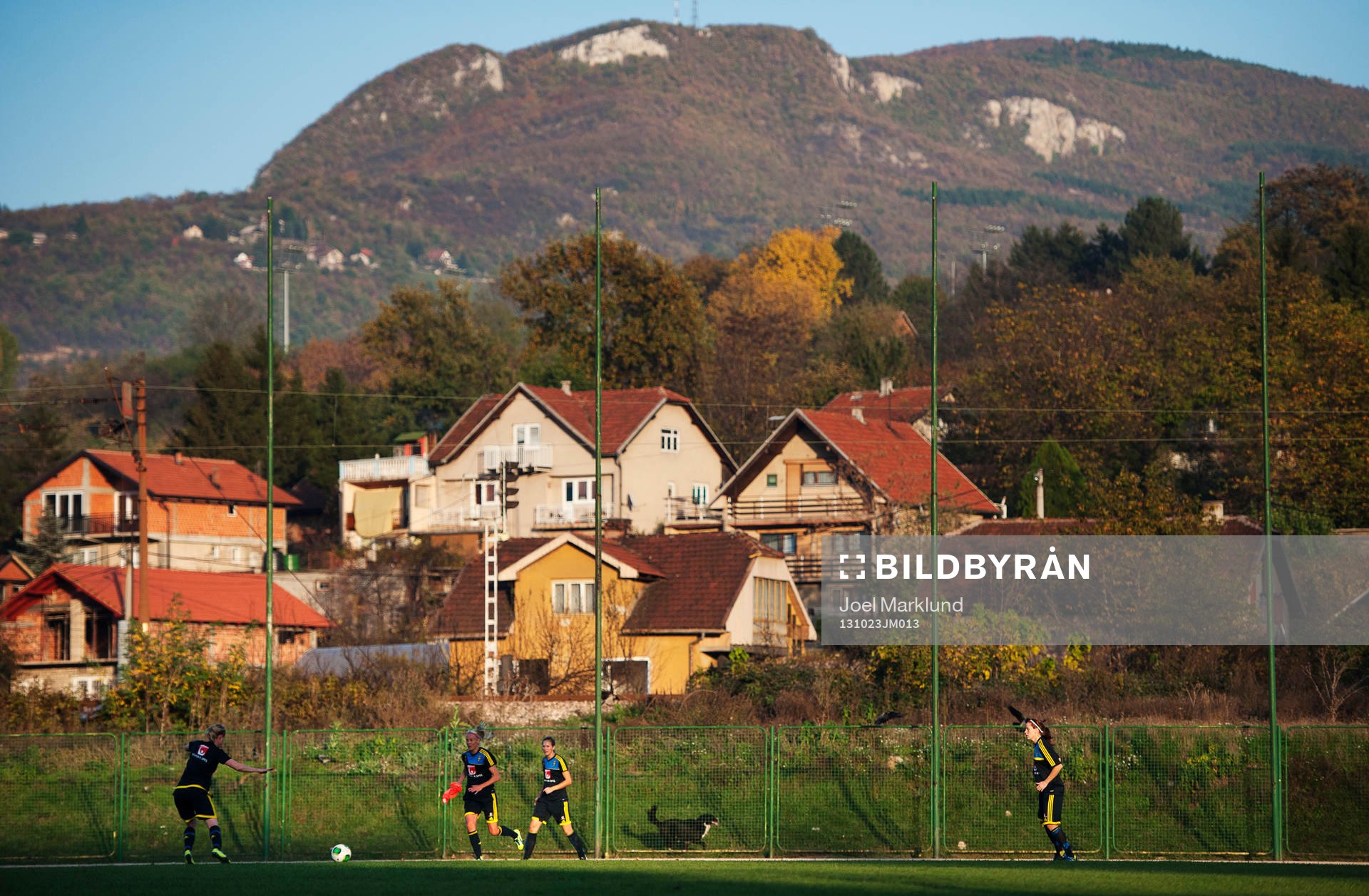 Spelare passar boll under Sveriges damfotbollandslags träning den 23 oktober 2013 i Zenica.