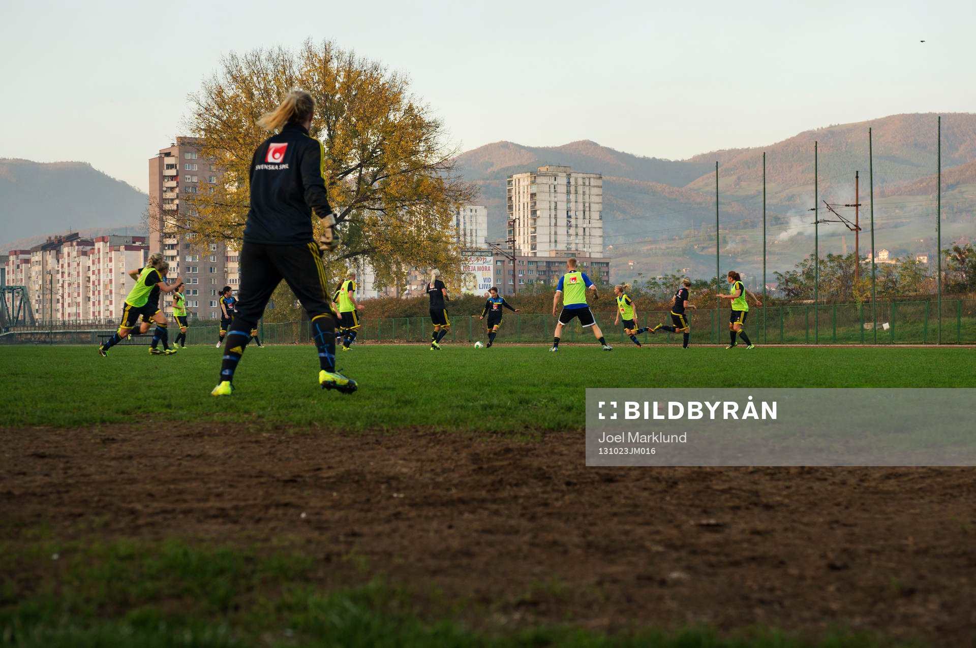 Spelare passar boll under Sveriges damfotbollandslags träning den 23 oktober 2013 i Zenica.