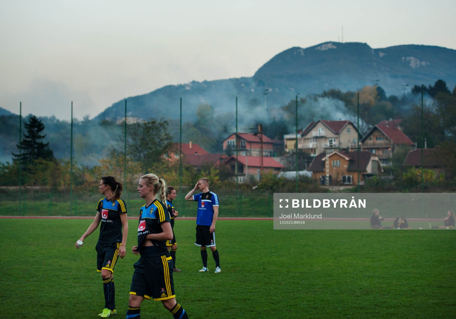 Lotta Schelin (vänster) och andra spelare lämnar Sveriges damfotbollandslags träning den 23 oktober 2013 i Zenica.